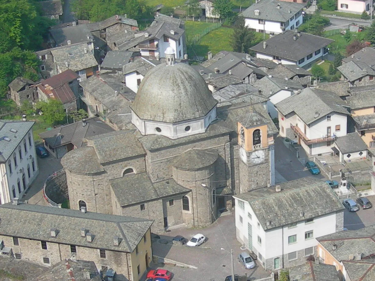 Photo showing: Forcola, frazione di Sirta, con la chiesa di San Giuseppe e la sua caratteristica cupola, visto dalla parete della Caurga sopra il paese