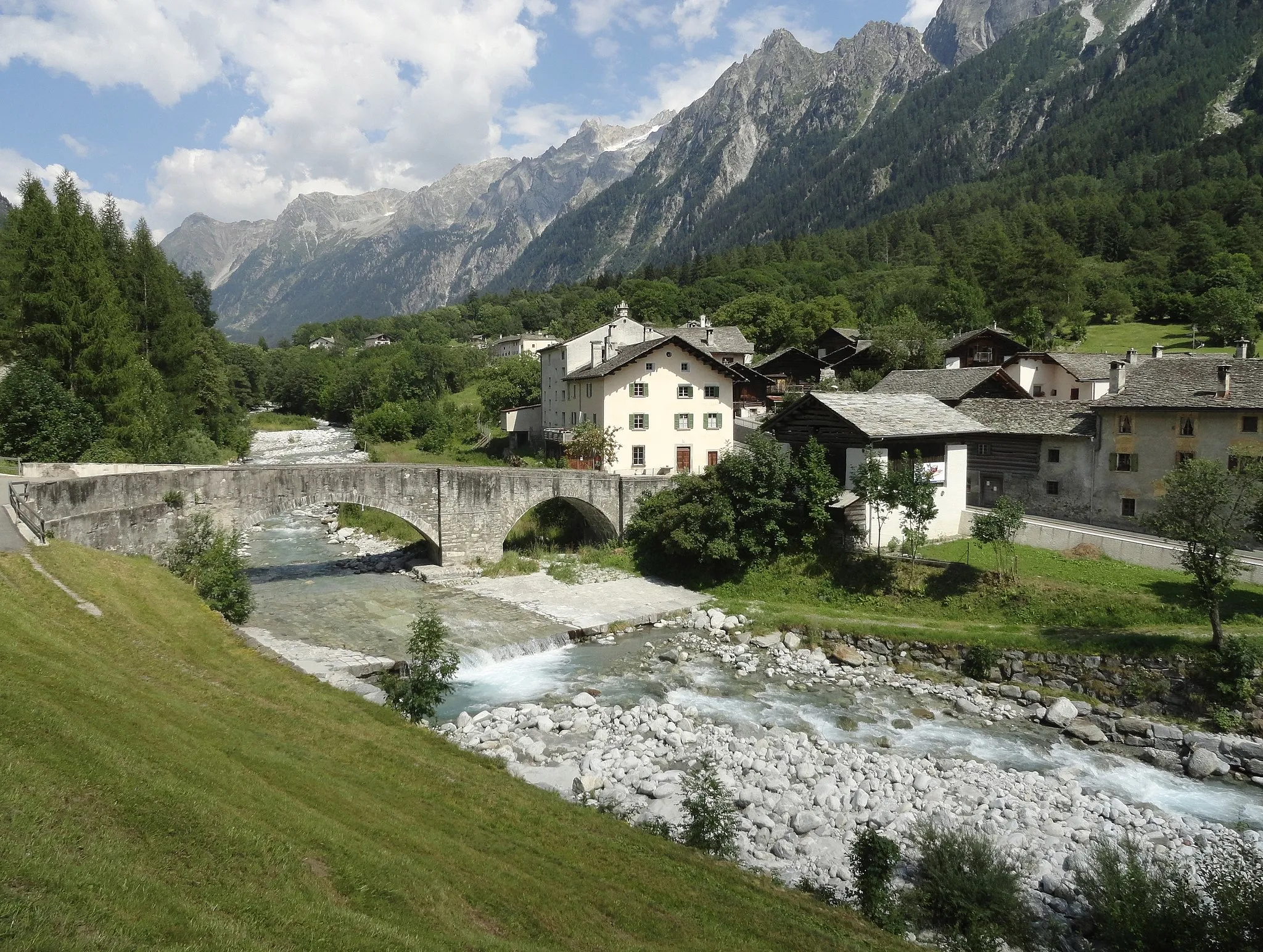 Photo showing: The two arched bridge at Stampa, Switzerland