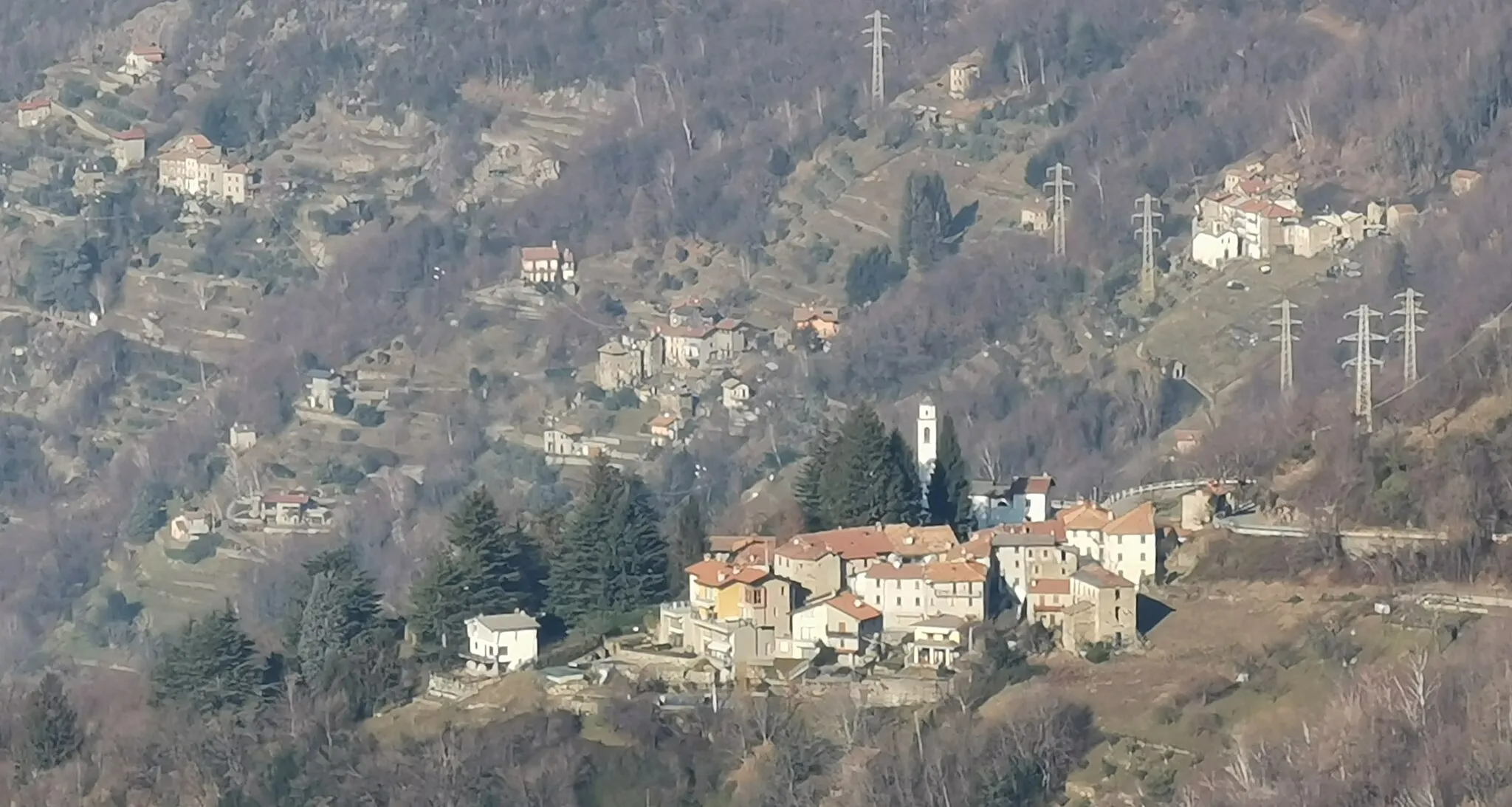 Photo showing: Vista su Pradello (Bellano), dal sentiero tra Albiga e Panighetto.