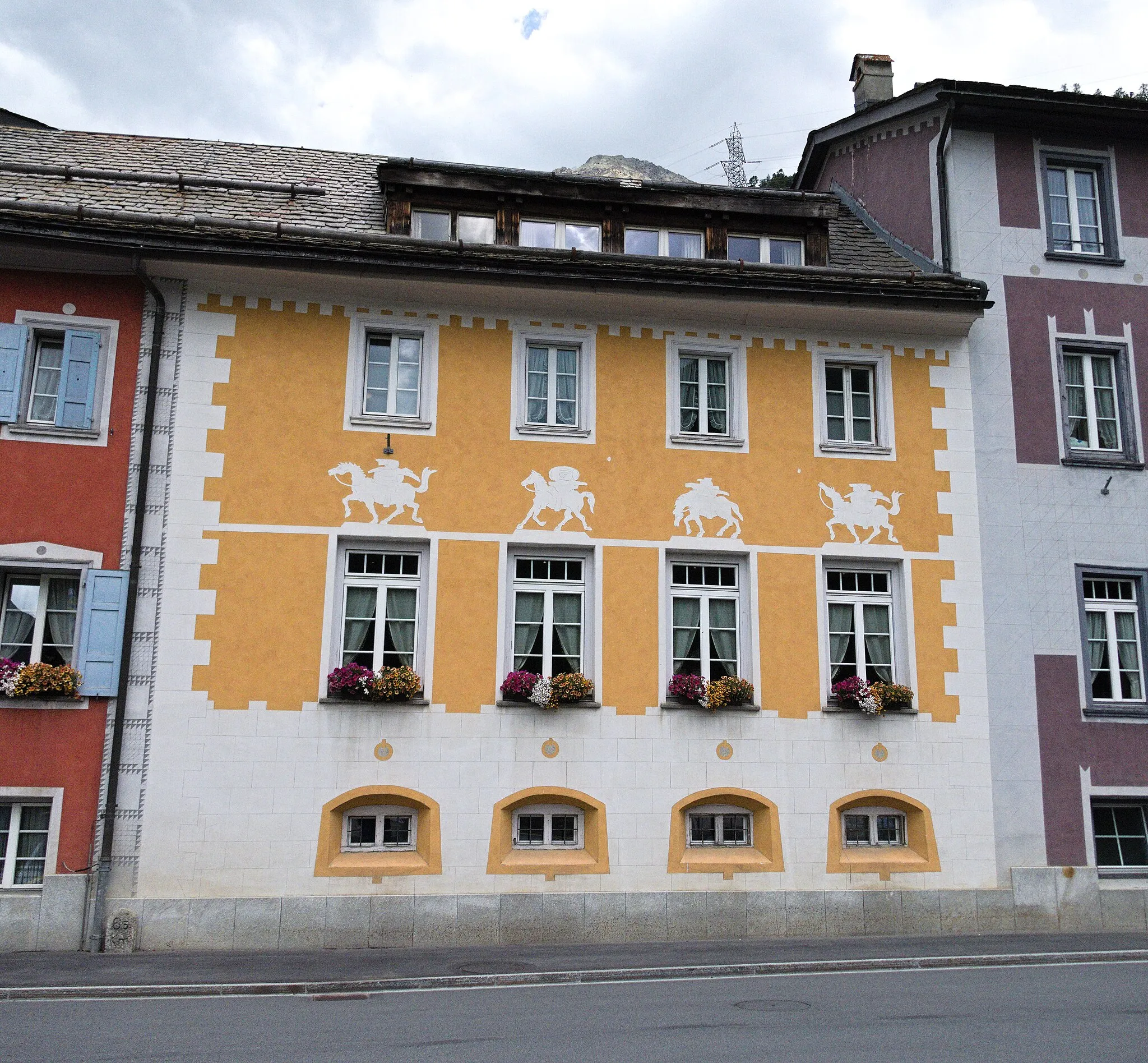 Photo showing: A yellow building in Pontresina, Switzerland.