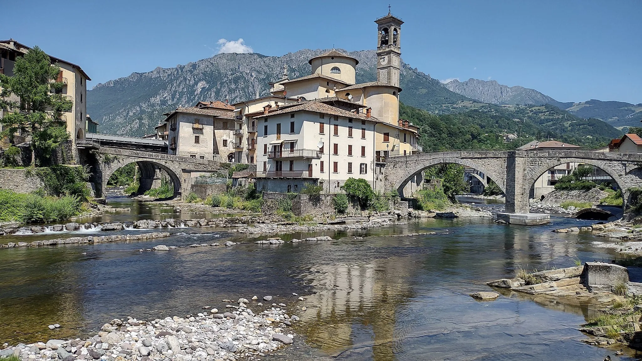 Photo showing: Veduta di San Giovanni Bianco alla confluenza del torrente Enna (sulla sinistra) nel fiume Brembo. Si notano il ponte vecchio che attraversa il Brembo ed il campanile della parrocchiale.