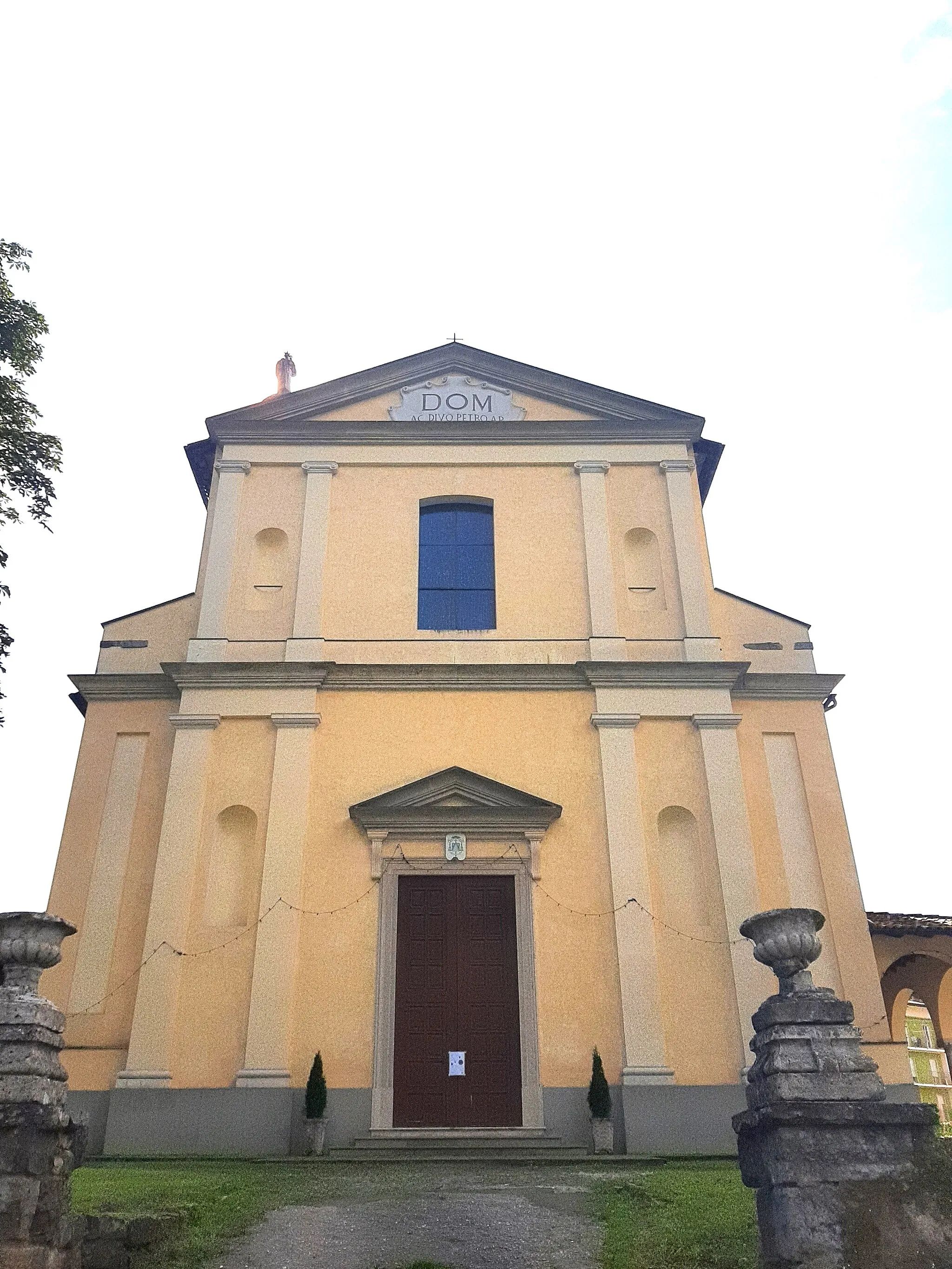 Photo showing: Facciata della chiesa di San Pietro a San Pietro d'Orzio frazione di San Giovanni Bianco