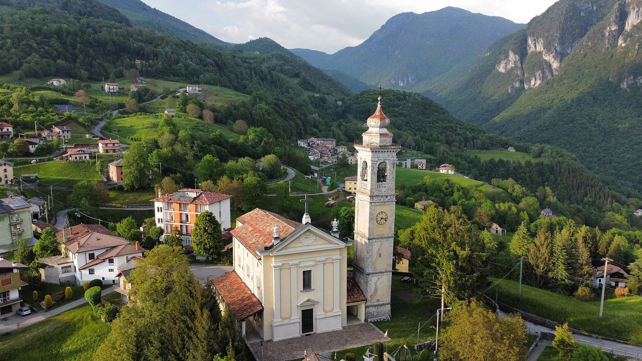 Photo showing: Chiesa parrocchiale di Sant'Ambrogio a Pizzino, comune di Taleggio (BG)