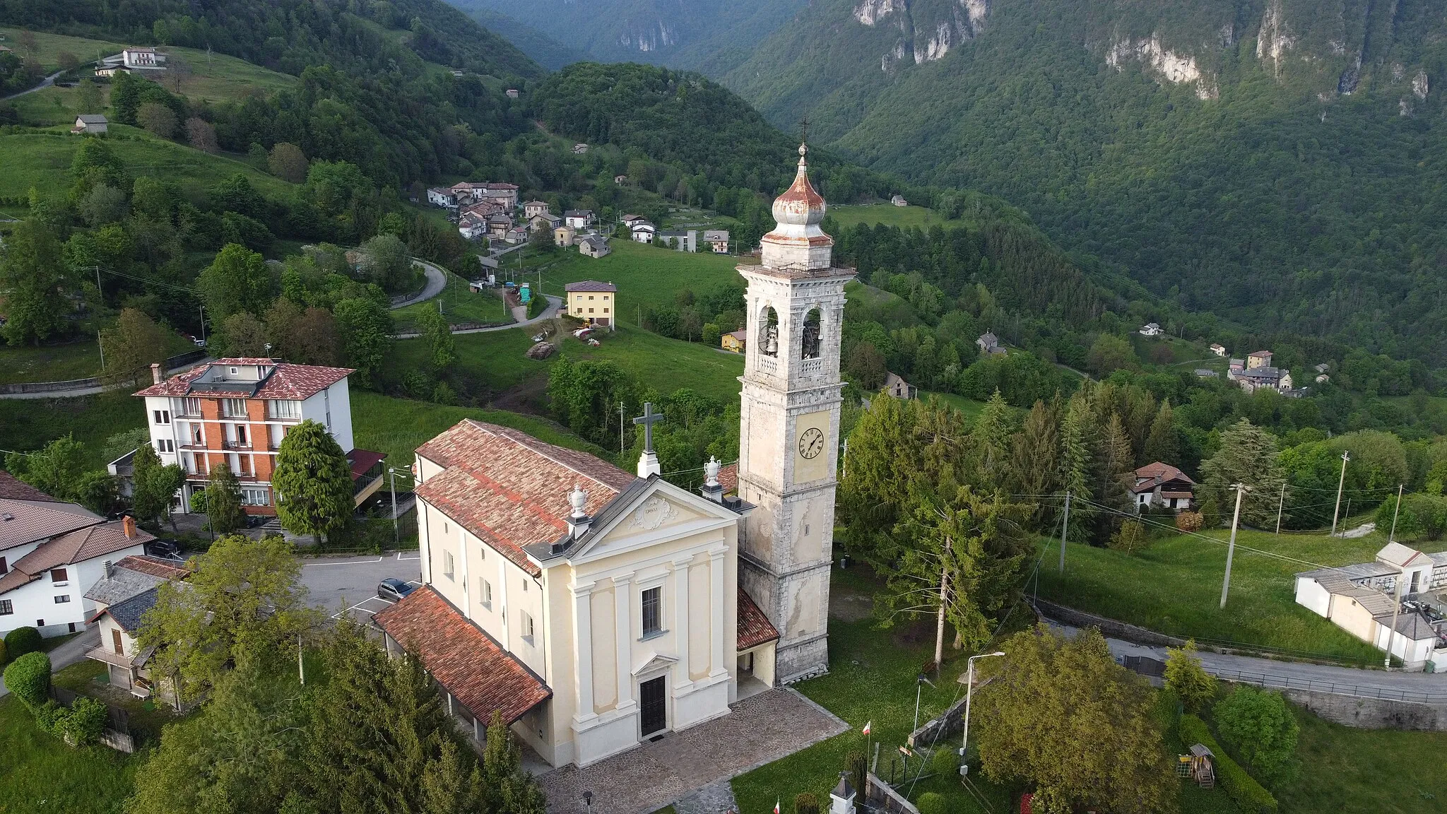 Photo showing: Pizzino, frazione di Taleggio, la chiesa parrocchiale di Sant'Ambrogio.