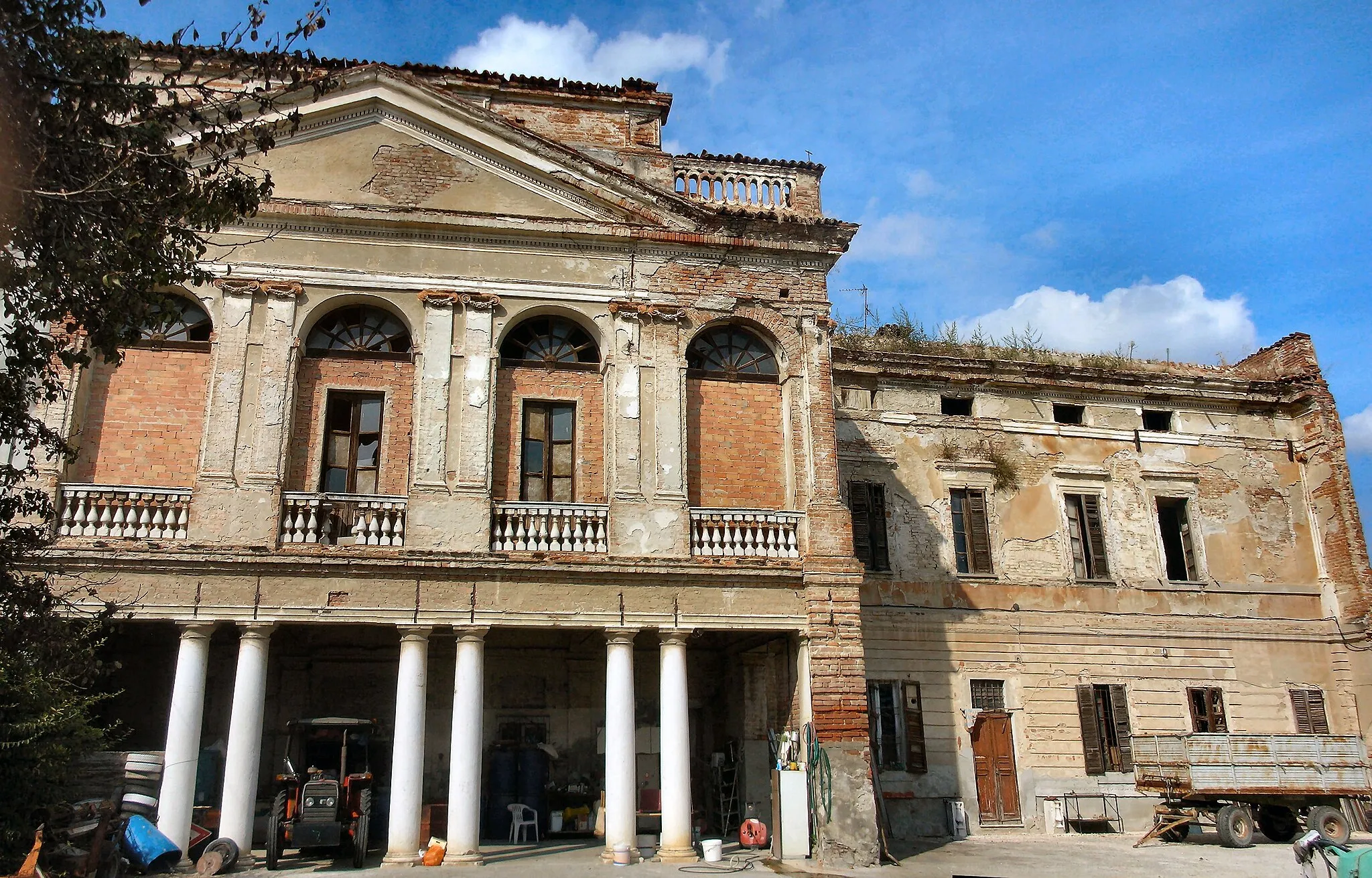 Photo showing: Avancorpo centrale palazzo ala ponzone gussola