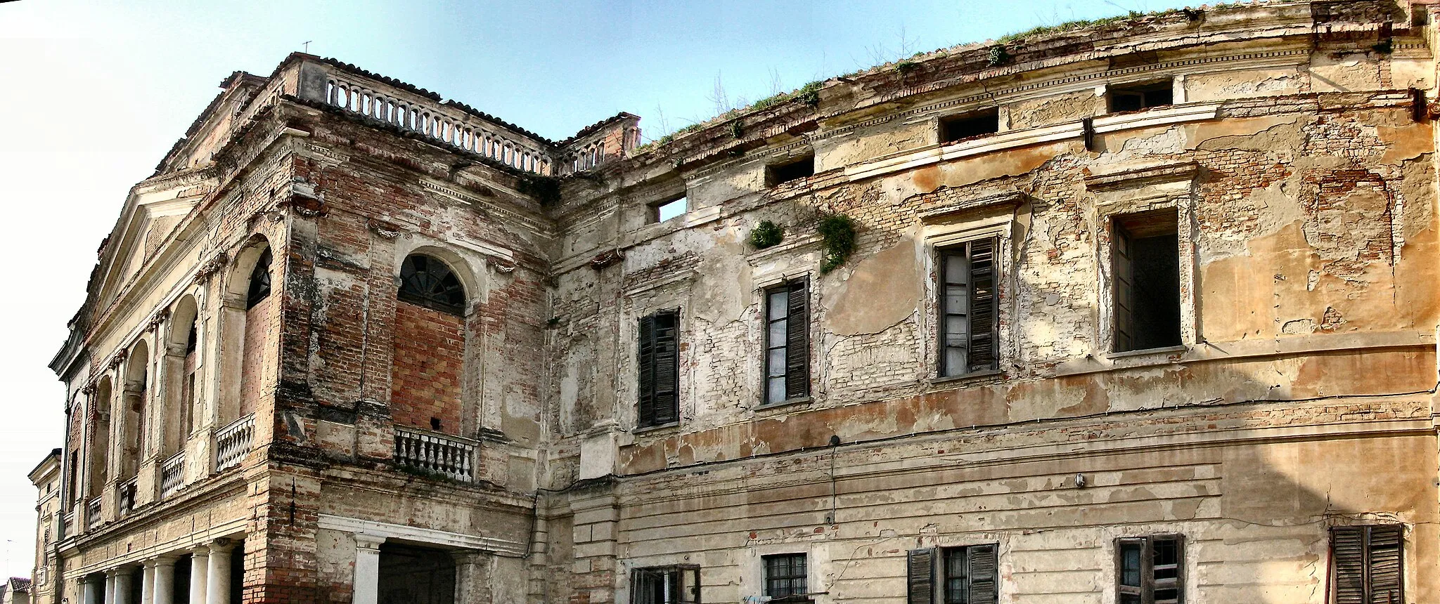 Photo showing: Palazzo Ala-Ponzone - Avancorpo centrale e ala Est