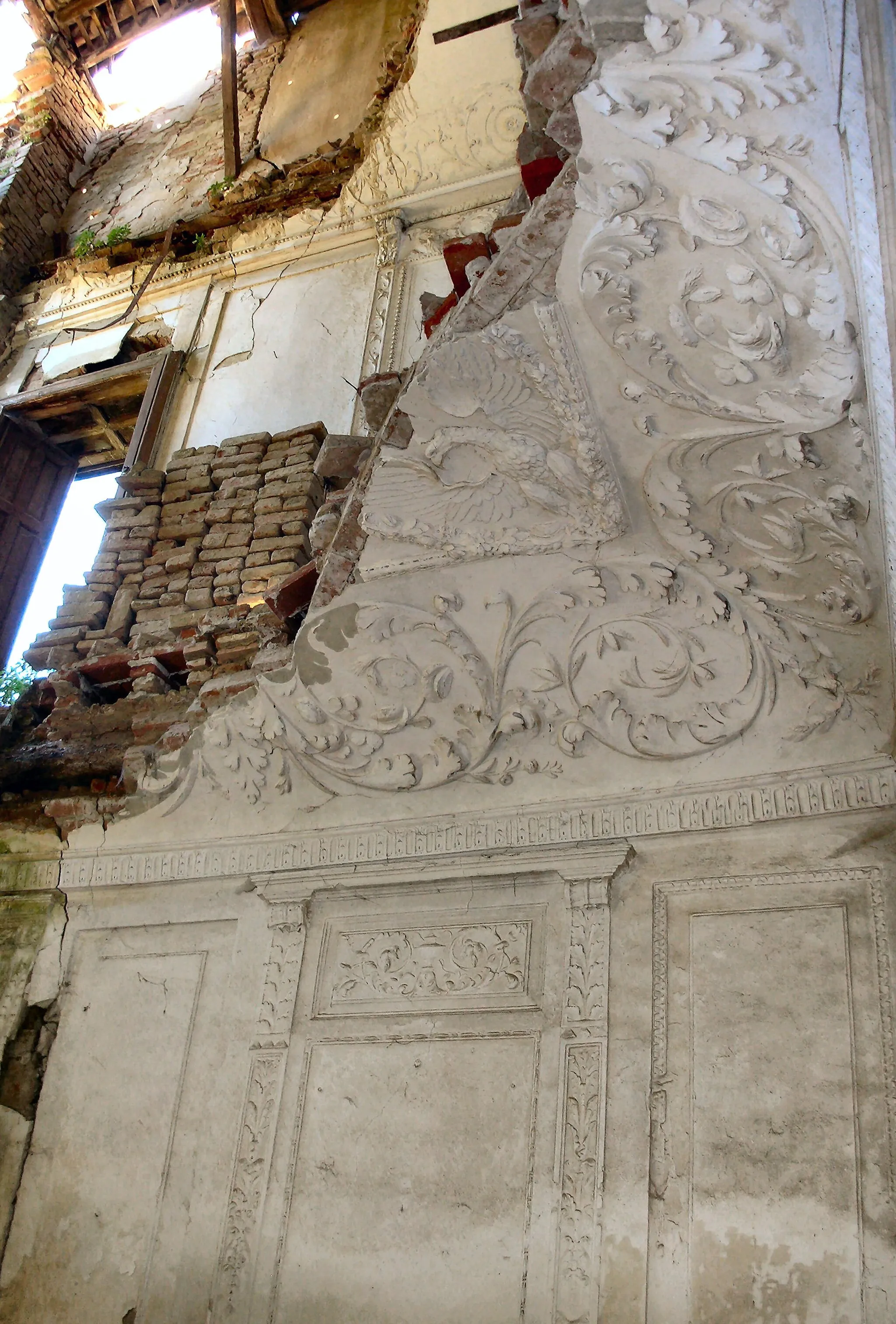 Photo showing: palazzo ala-ponzone - sale interne danneggiate