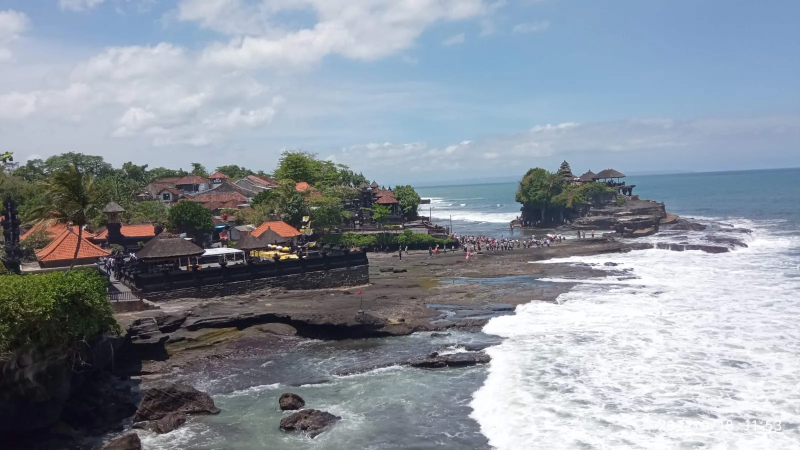 Photo showing: Pura Tanah Lot terletak di Pulai Bali, tepatnya di kabupaten Tabanan. Pura Tanah Lot ini merupakan tempat ibadah umat Hindu yang sangat disucikan di Bali. Pura Tanah Lot telah mengalami beberapa renovasi demi menjaga keberadaan pura tersebut seperti pemecah gelombang (tetrapod) di bawah permukaan air serta karang buatan untuk menambah estetika dari Pura Tanah Lot. Foto tersebut dapat digunakan sebagai media pembelajaran tentang objek wisata yang ada di Bali, tempat ibadah umat Hindu serta ekosistem yang ada di tepi laut seperti alir laut, batu karang jenis tanaman pantai.