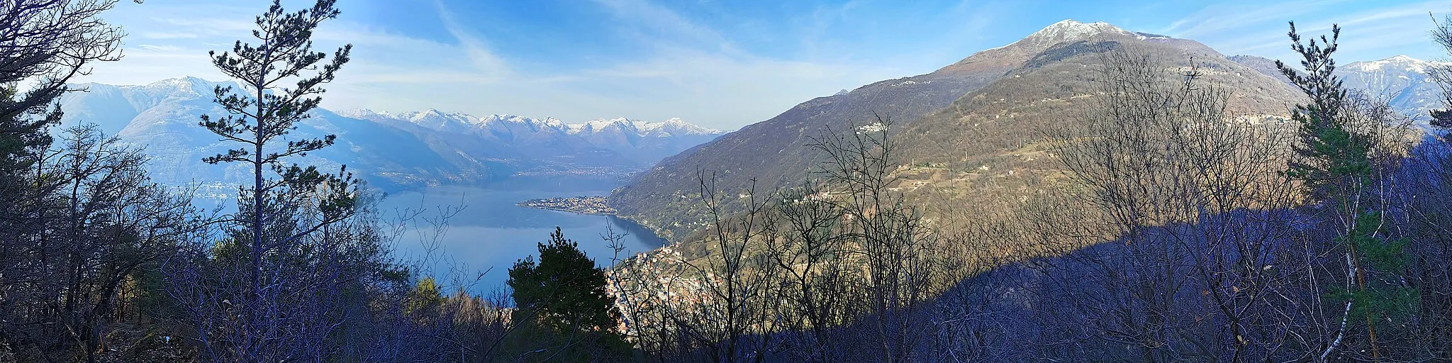 Photo showing: Vista panoramica sul lago di Como da Sasso Rosso (Perledo)