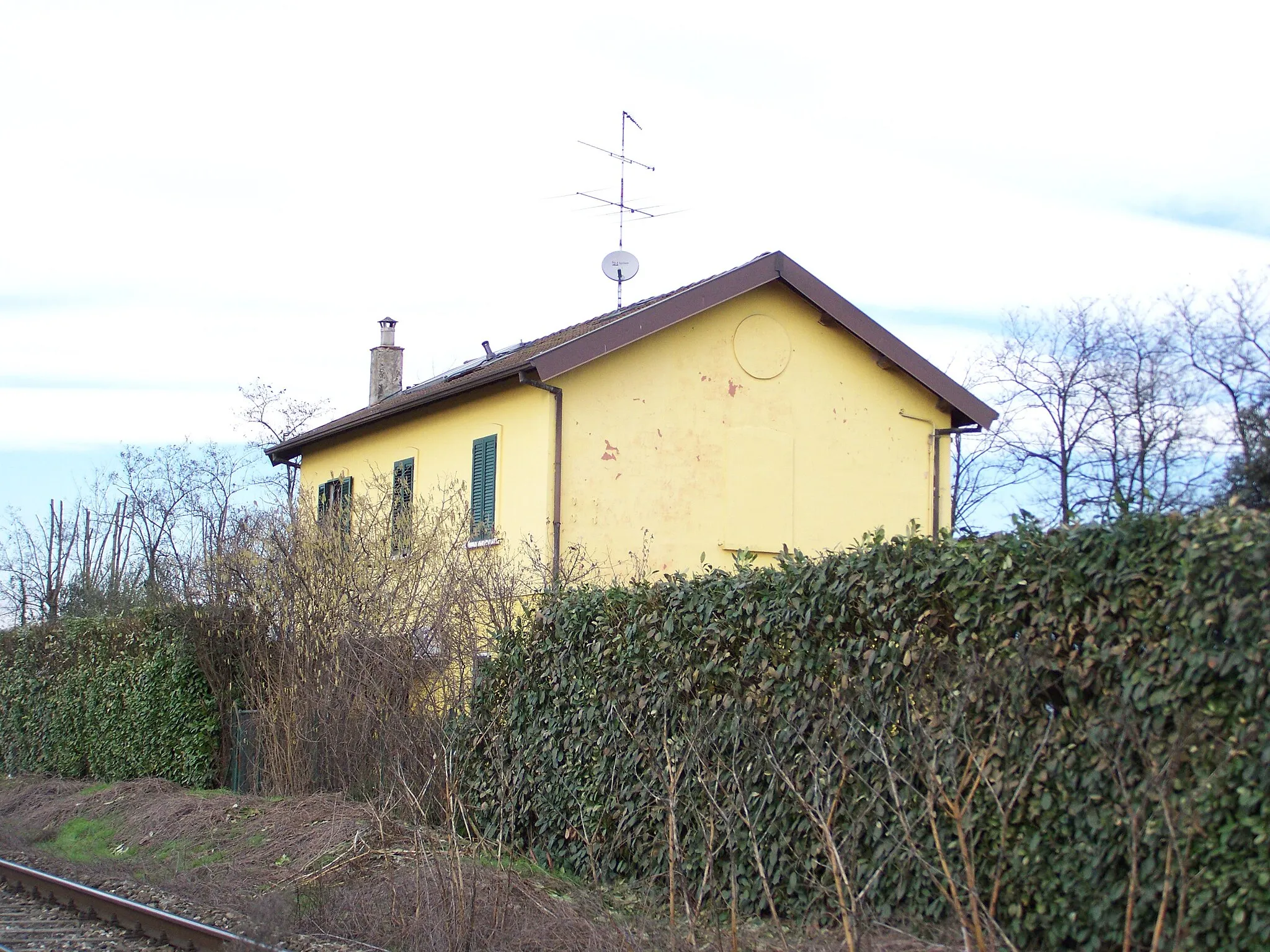 Photo showing: Il it:fabbricato viaggiatori della dismessa stazione ferroviaria di Borgosatollo nel 2008.