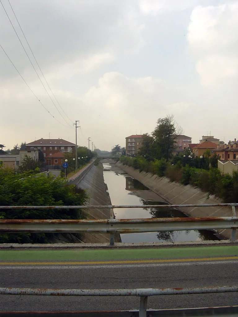 Photo showing: Canale - Garbagnate Milanese 10/2005