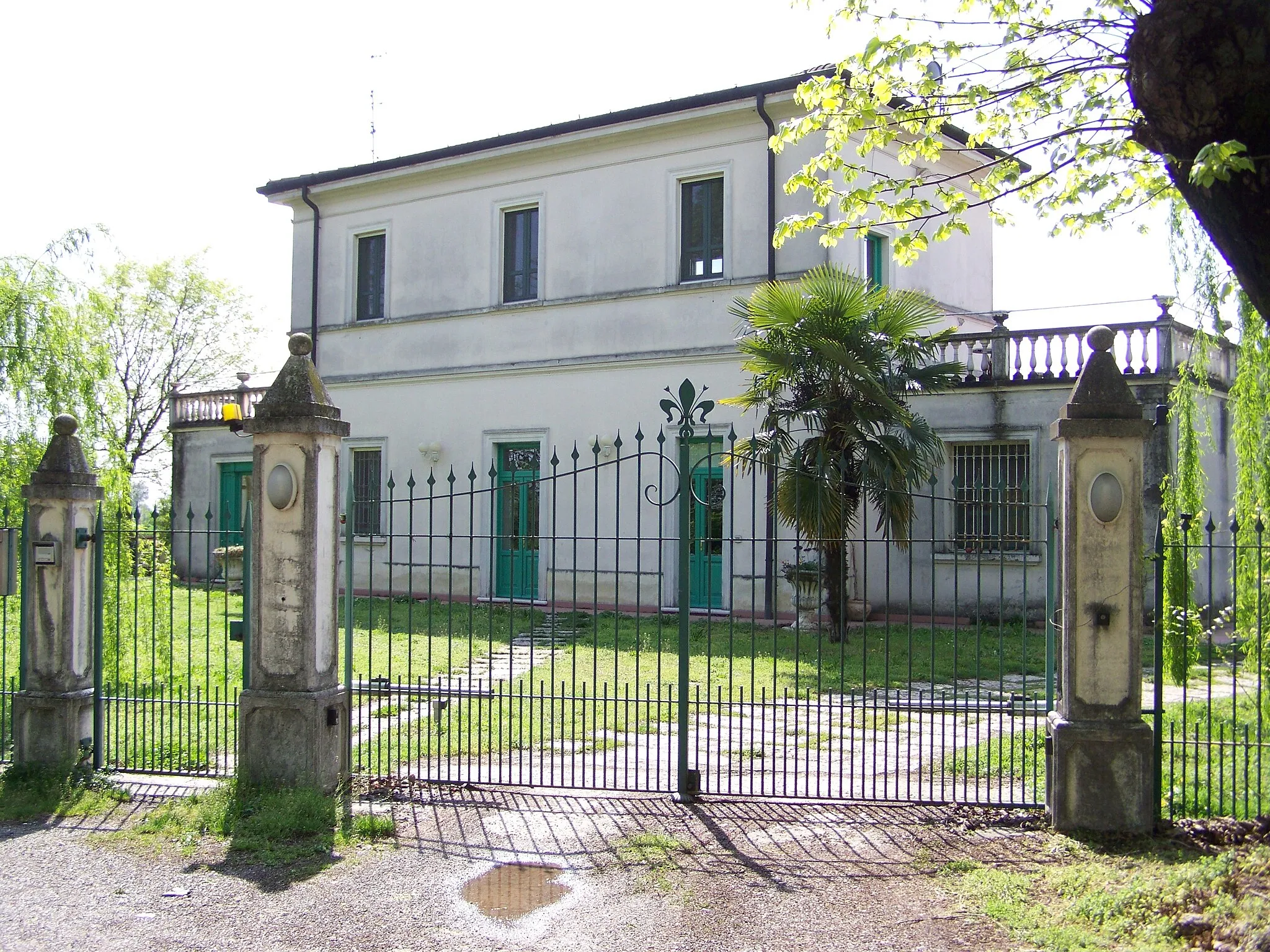 Photo showing: Lato campagna del fabbricato viaggiatori della stazione di Trenzano-Cossirano sulla dismessa ferrovia Cremona-Iseo.