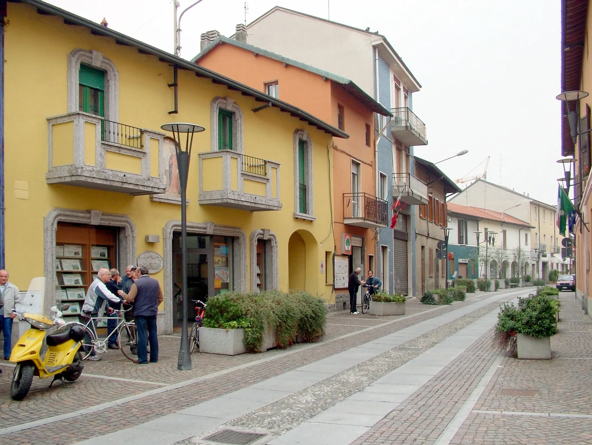 Photo showing: La via centrale di Arese (via Caduti) nel 2006.