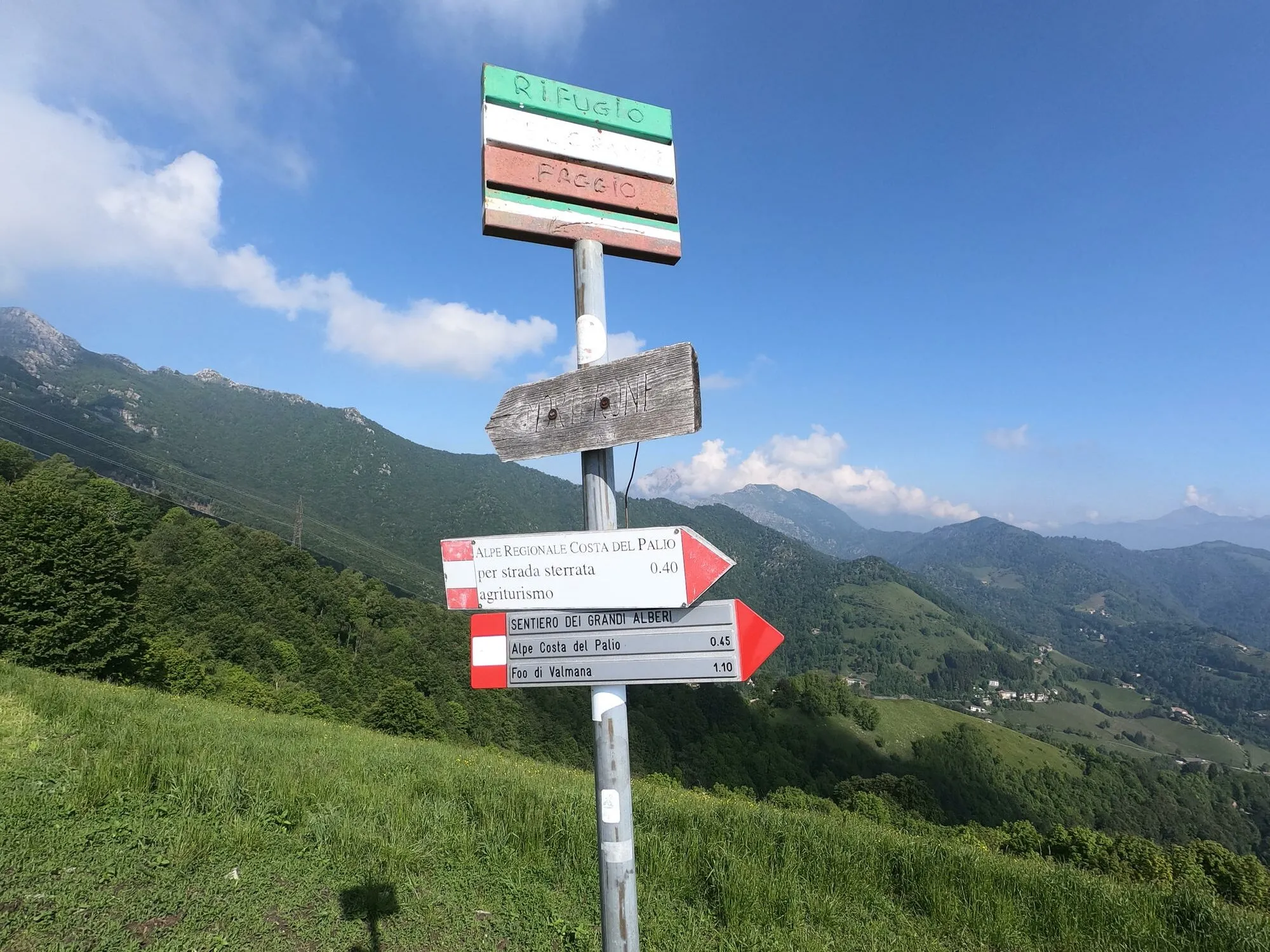 Photo showing: guidepost for openstreetmap