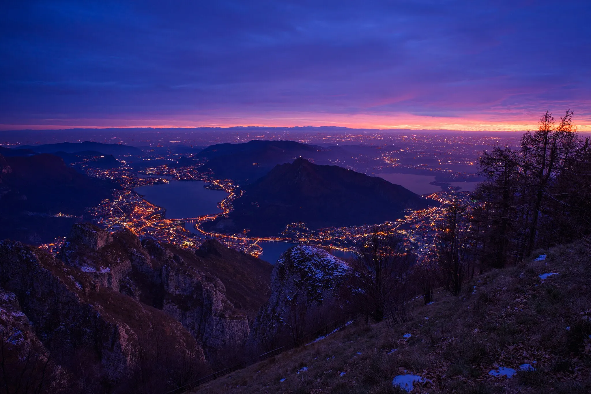 Photo showing: Lecco with Lago di Como, Lago di Garlate, Monte Barro and Valmadrera.View from Monte Coltignone.