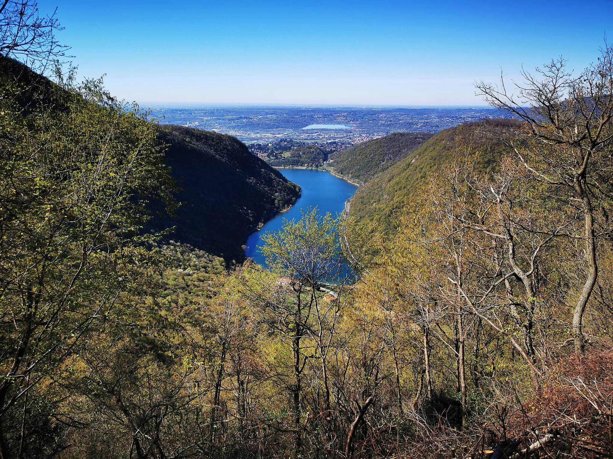 Photo showing: Vista sul Lago del Segrino dal punto panoramico lungo il Senterun