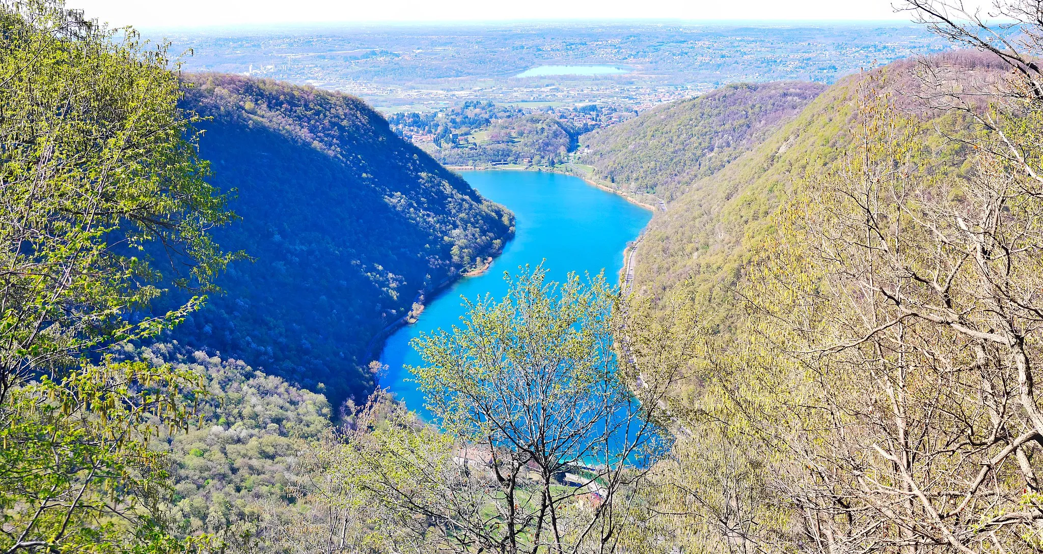 Photo showing: Dettaglio del Lago del Segrino inquadrato dal punto panoramico lungo il Senterun. In secondo piano si distingue il Lago di Alserio.