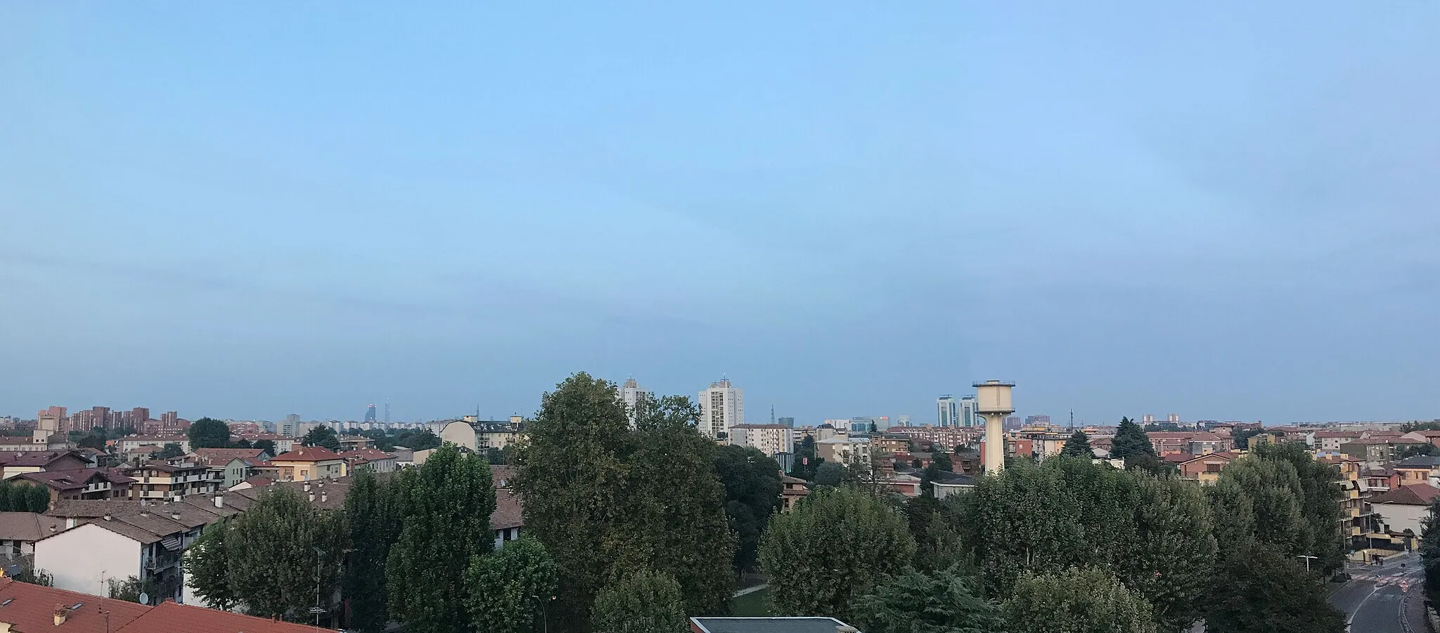 Photo showing: Uno scorcio di Cesano Boscone, con Milano sullo sfondo. (2019)