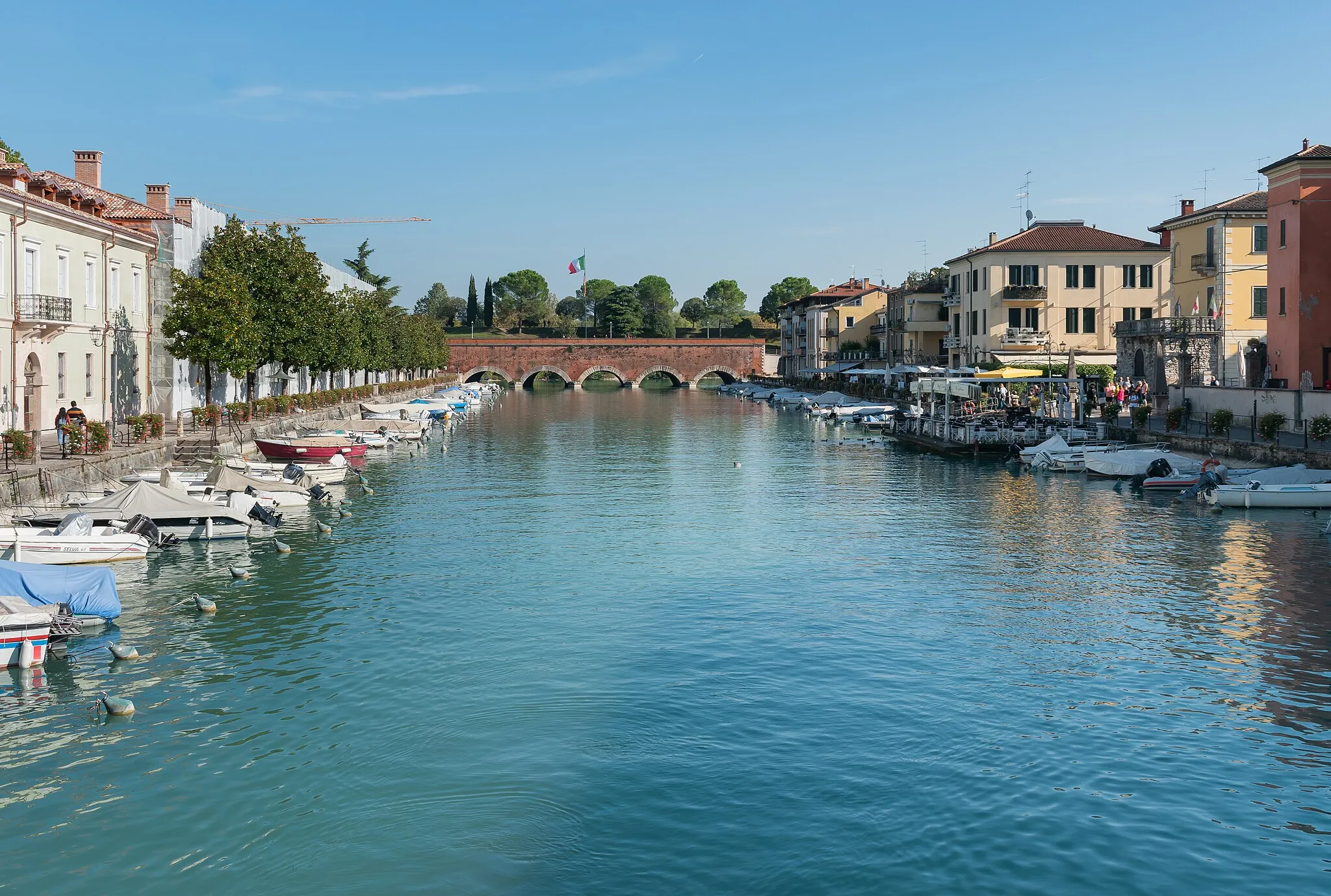 Photo showing: Port of Peschiera del Garda, Veneto, Italy