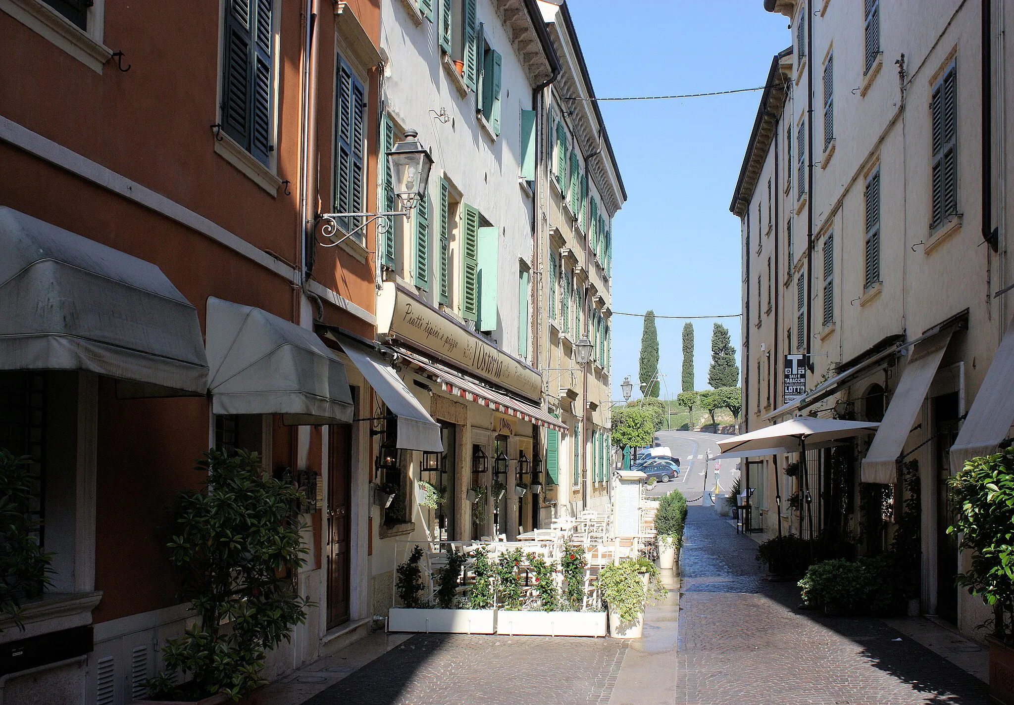 Photo showing: Peschiera del Garda, the Via Cavallotti