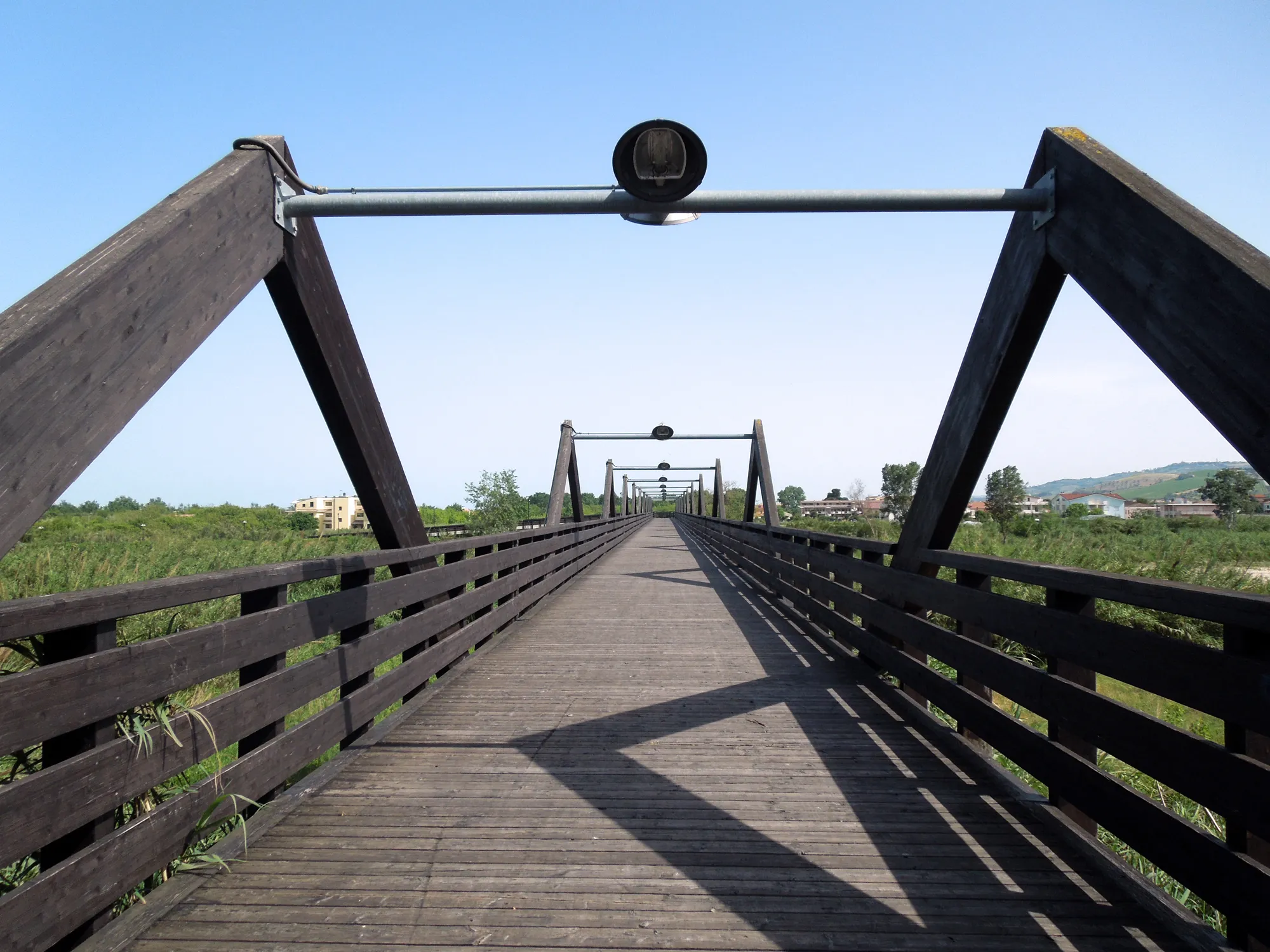 Photo showing: Ponte ciclopedonale che attraversa il corso del fiume Tordino in provincia di Teramo. Il ponte collega Giulianova Lido a Cologna Spiaggia.