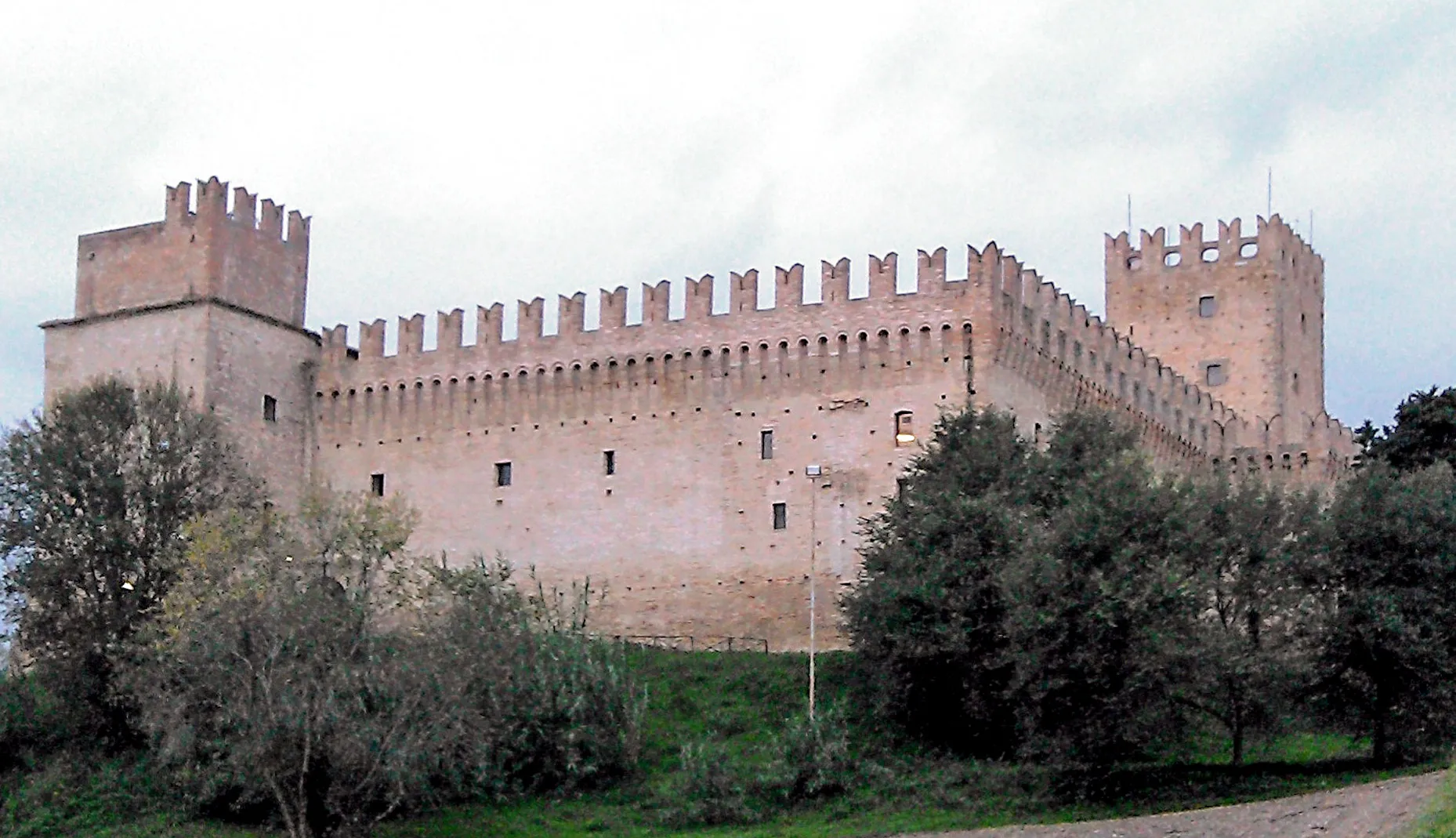 Photo showing: In this photo you can see the Rancia castle from outside