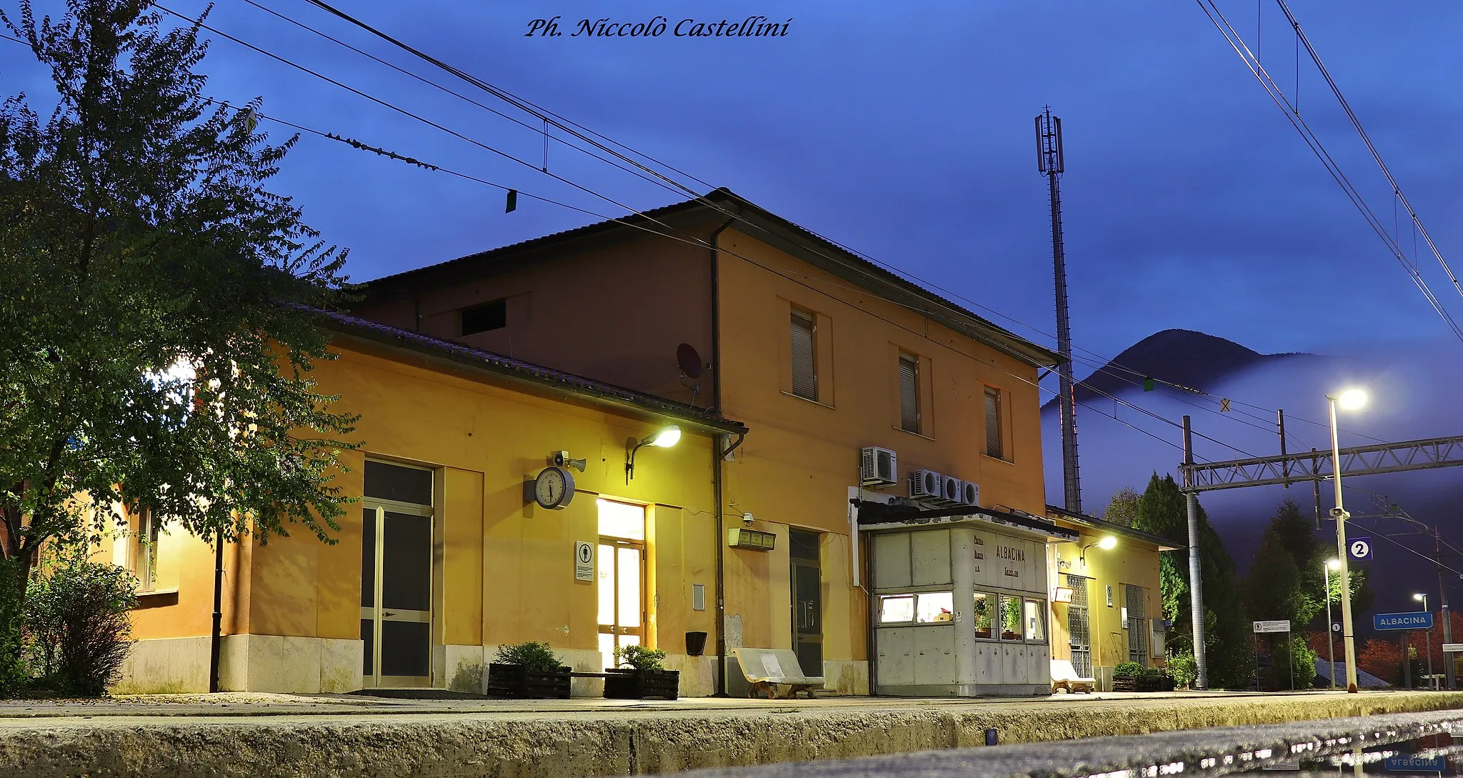 Photo showing: Panoramica fabbricato viaggiatori stazione di Albacina al crepuscolo del 1 Novembre 2018