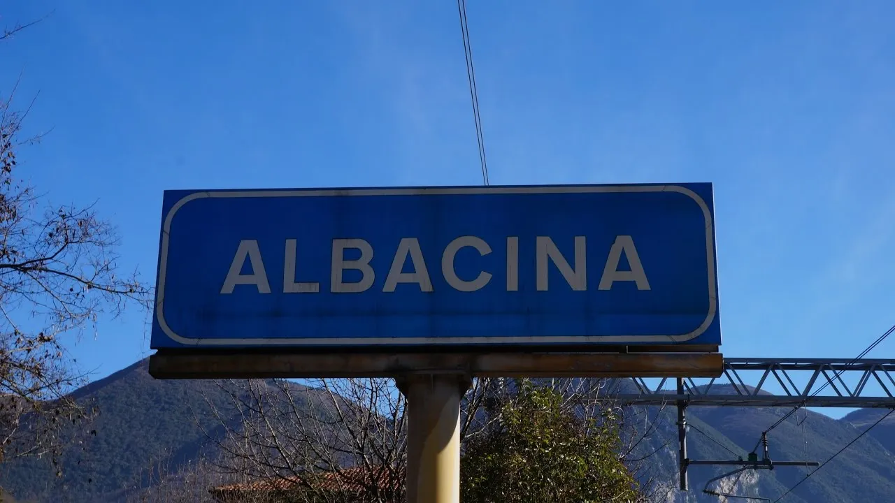 Photo showing: Cartello della stazione di Albacina lato Falconara binario 1