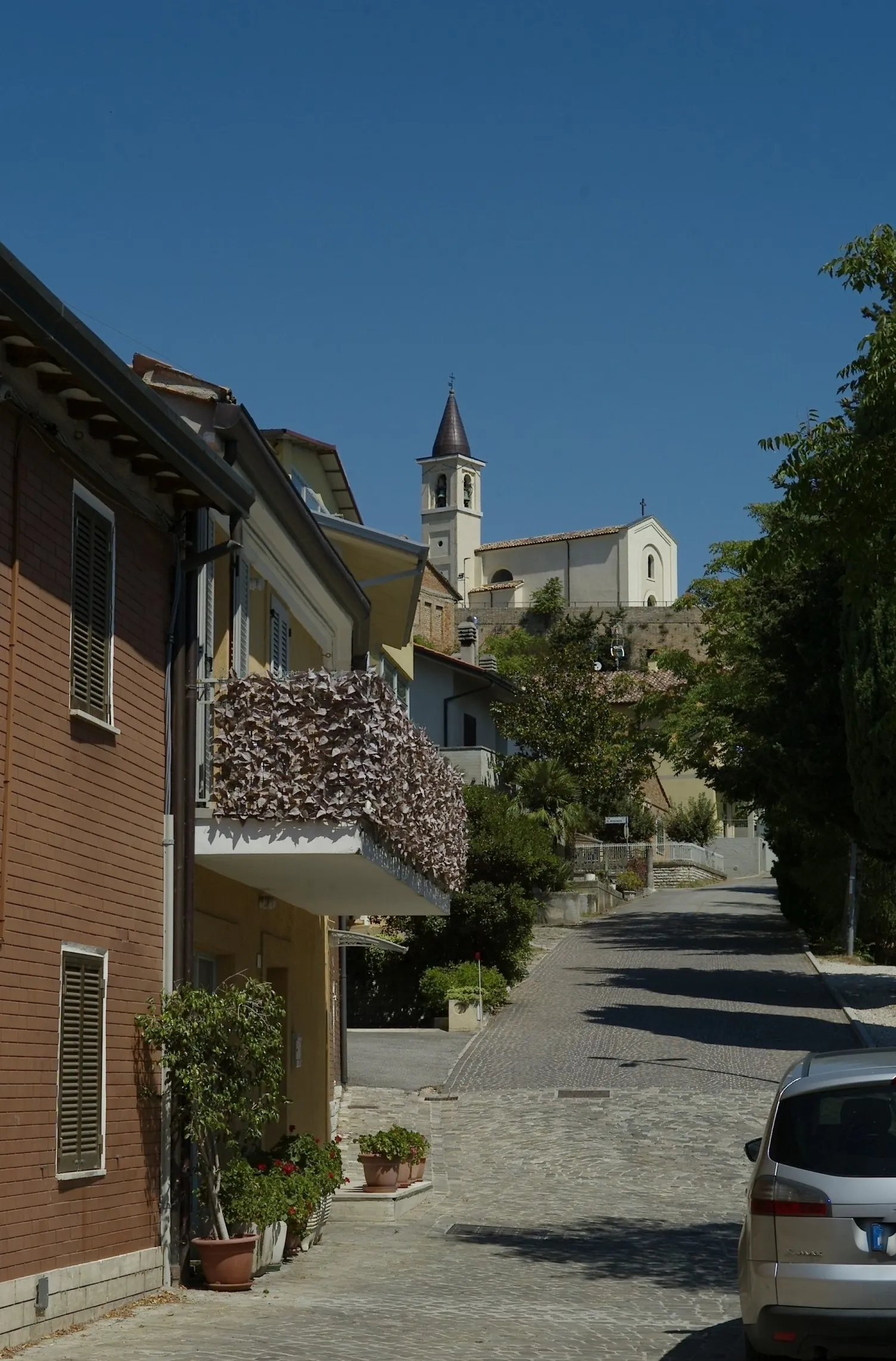 Photo showing: View of the parish church of Pieve di Cagna (Village of Urbino), from the centre of the village.