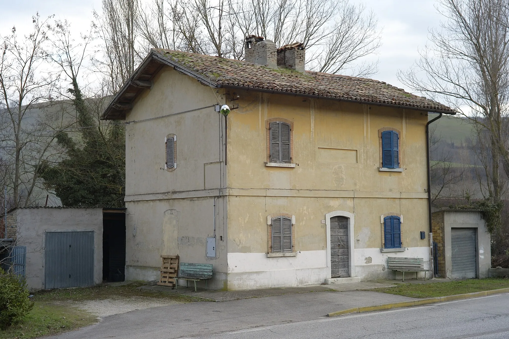 Photo showing: L'edificio che in origine avrebbe dovuto ospitare il casello ferroviario di Trasanni sulla linea Subappennina.