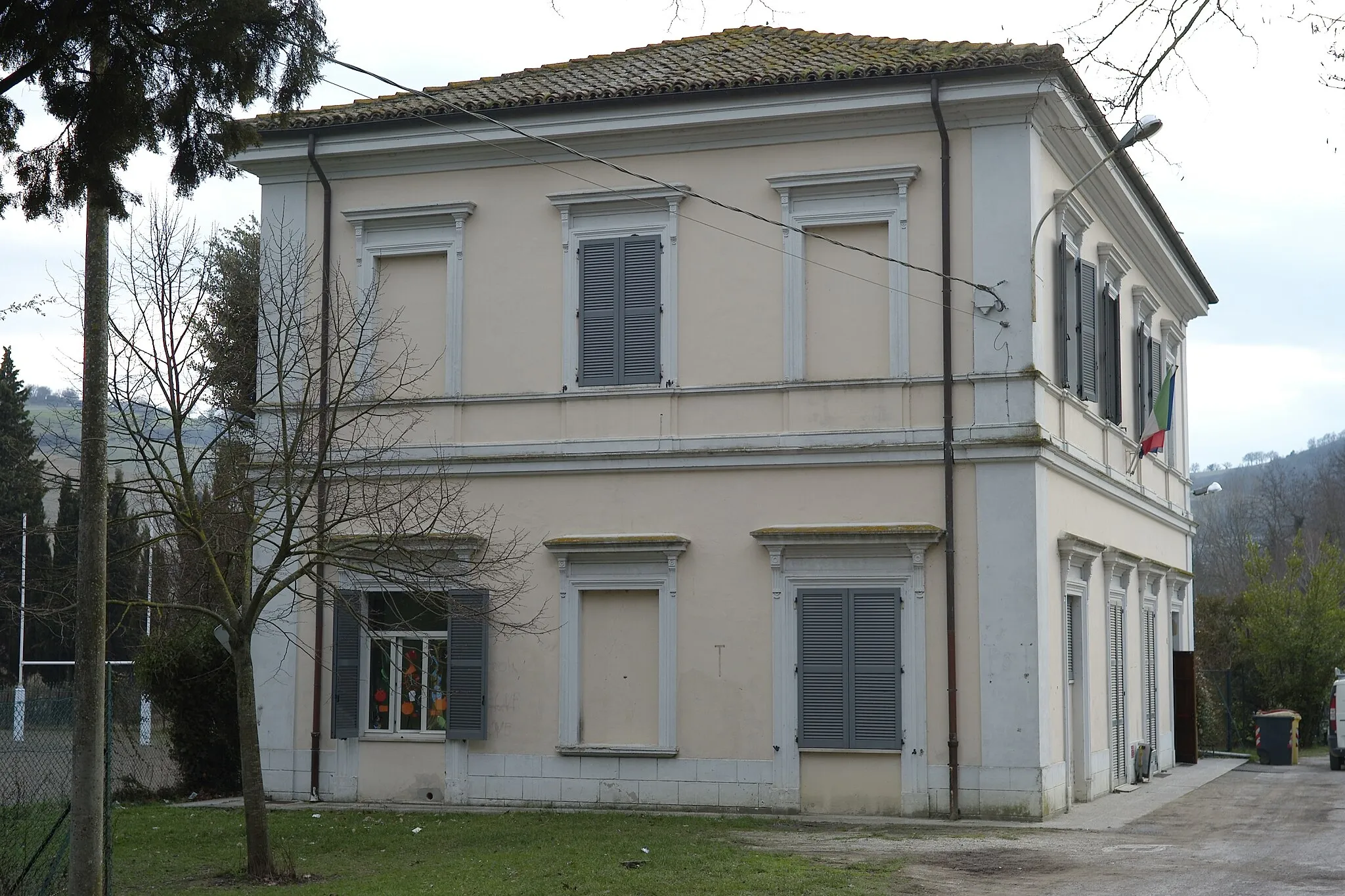 Photo showing: Veduta esterna della scuola primaria di Trasanni di Urbino. In origine doveva ospitare la stazione ferroviaria della frazione sulla linea Subappennina.