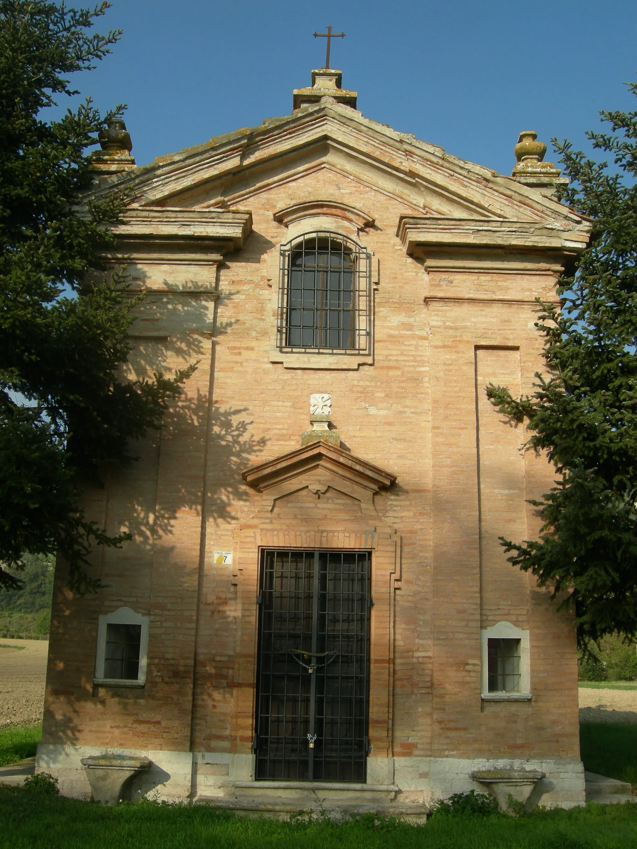 Photo showing: La facciata della Cappella Cossi a Canavaccio di Urbino.