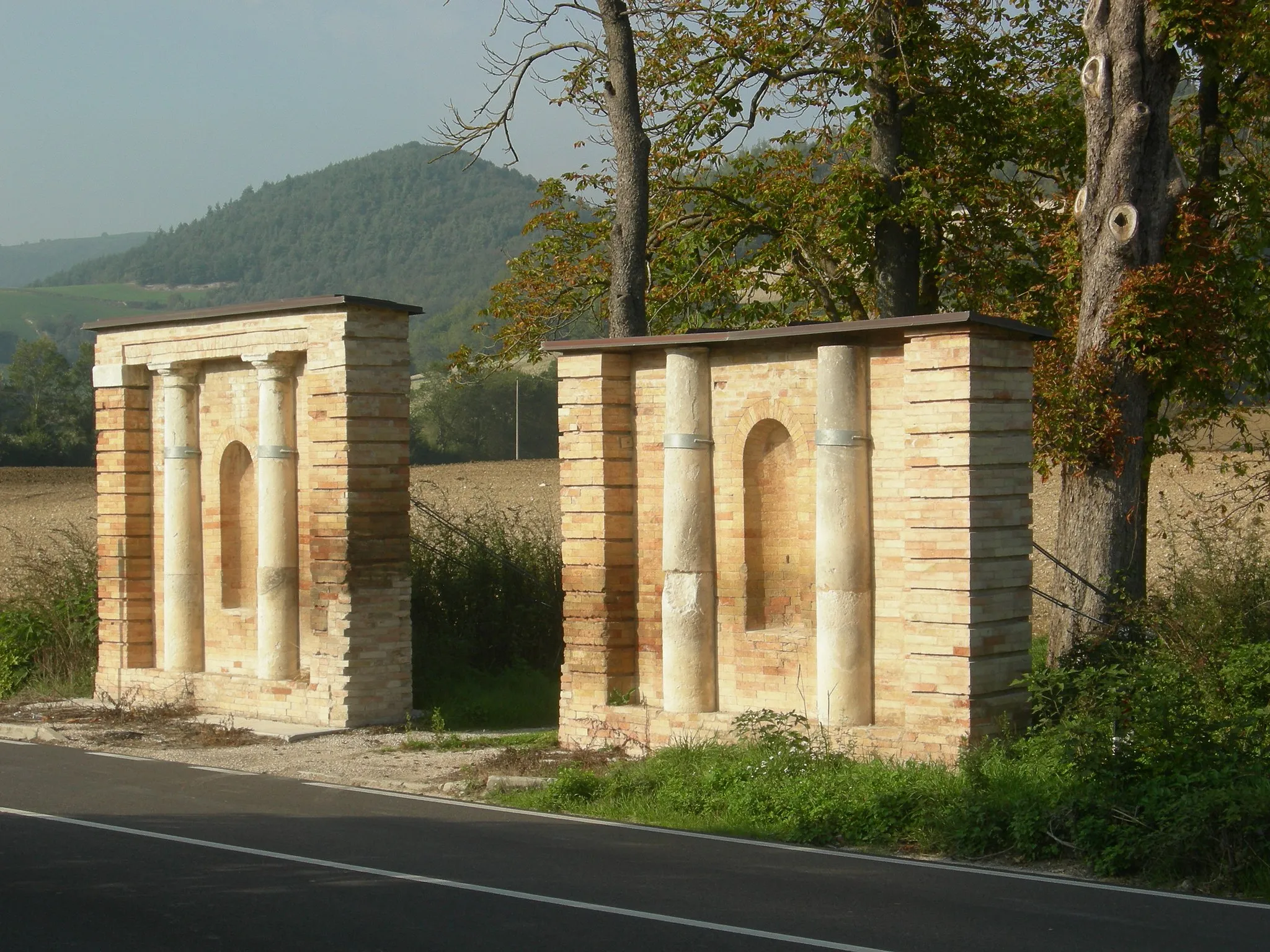 Photo showing: Portale d'accesso per la Cappella Cossi a Canavaccio di Urbino.