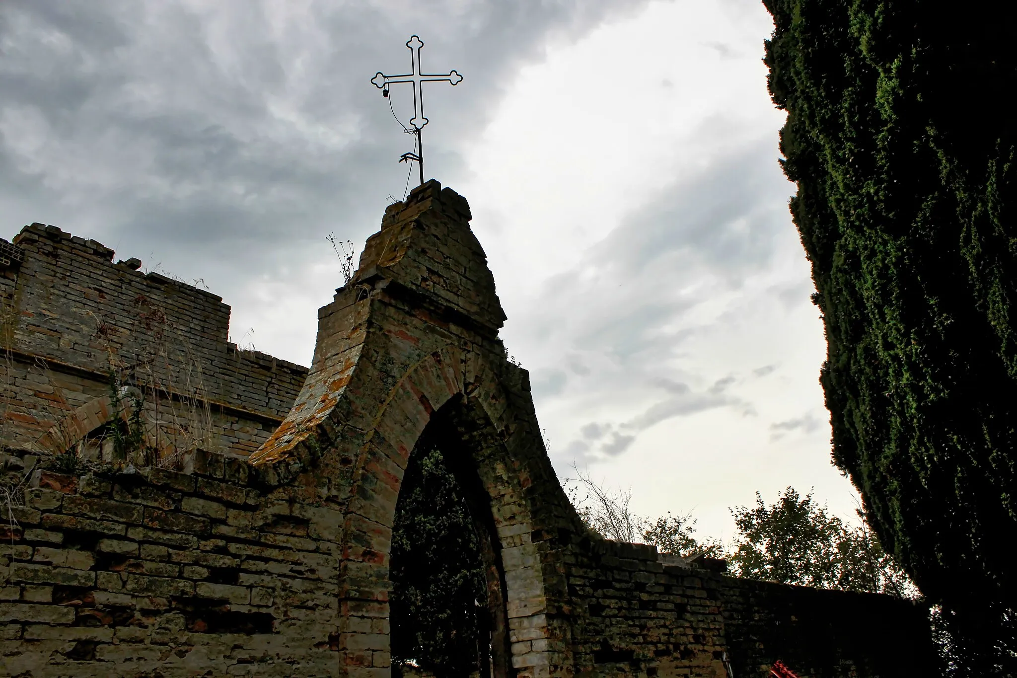 Photo showing: Ingresso del cimitero rurale di Rocca Montevarmine