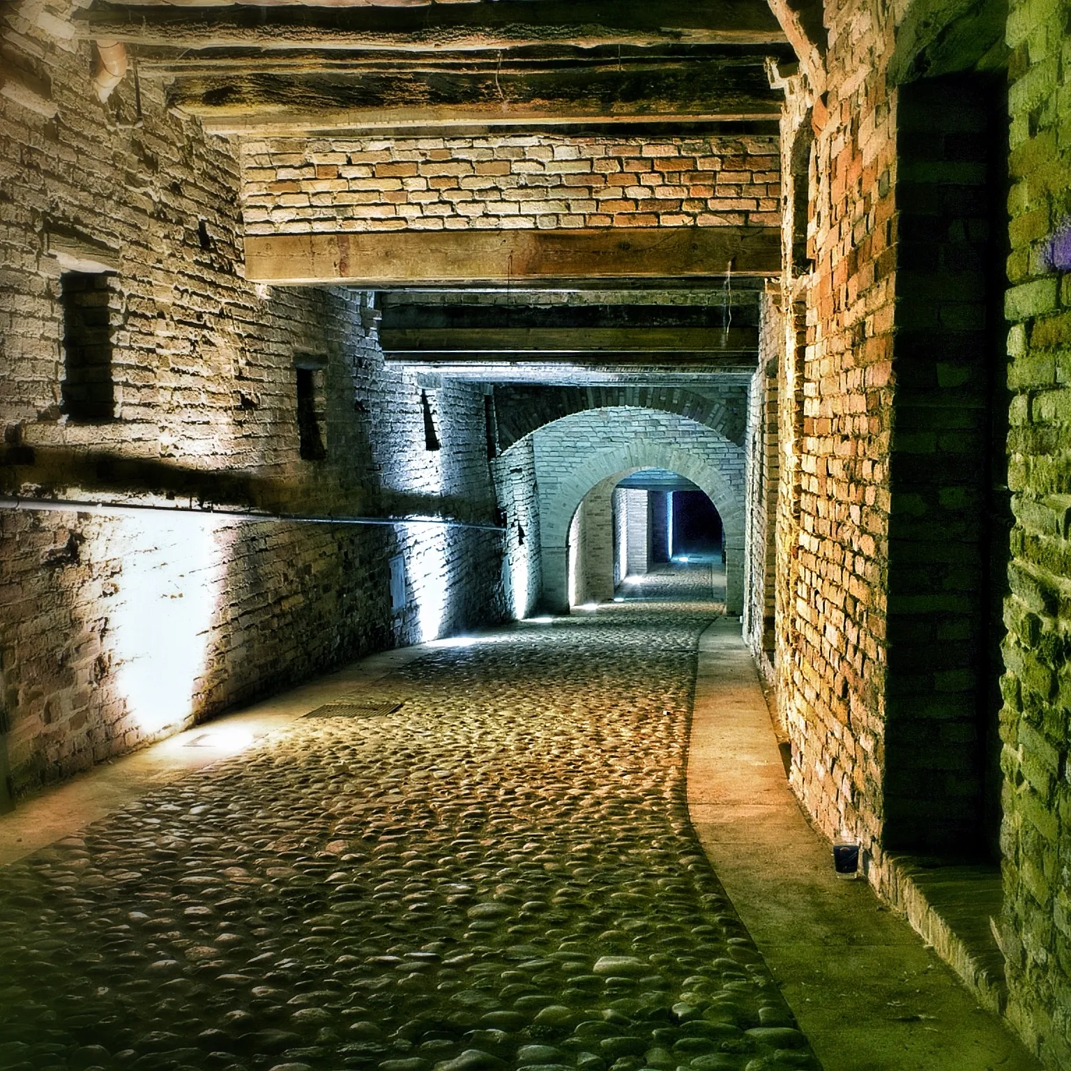 Photo showing: I camminamenti militari: edificati tra il Trecento e il Quattrocento, rappresentano il luogo più suggestivo di Carassai, sono in sostanza un passaggio semi sotterraneo per le truppe che ha preso la forma attuale quando, nel ‘500, fu autorizzata dalle autorità Fermane la costruzione di case a ridosso delle mura cittadine.