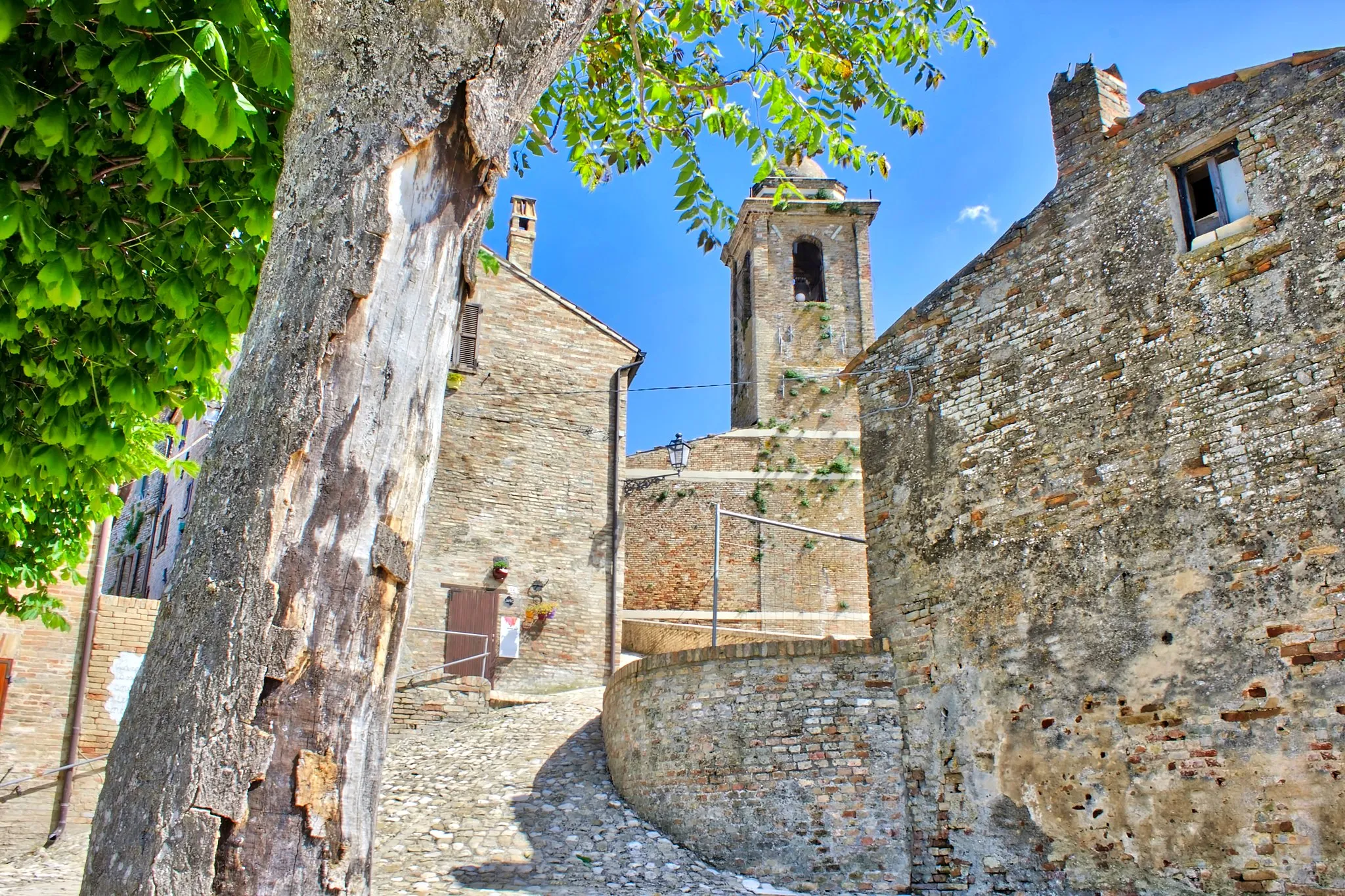 Photo showing: Il castello vecchio è il nucleo più antico di Carassai che nel tempo è andato a costituire la Cittadella del Castello Nuovo.