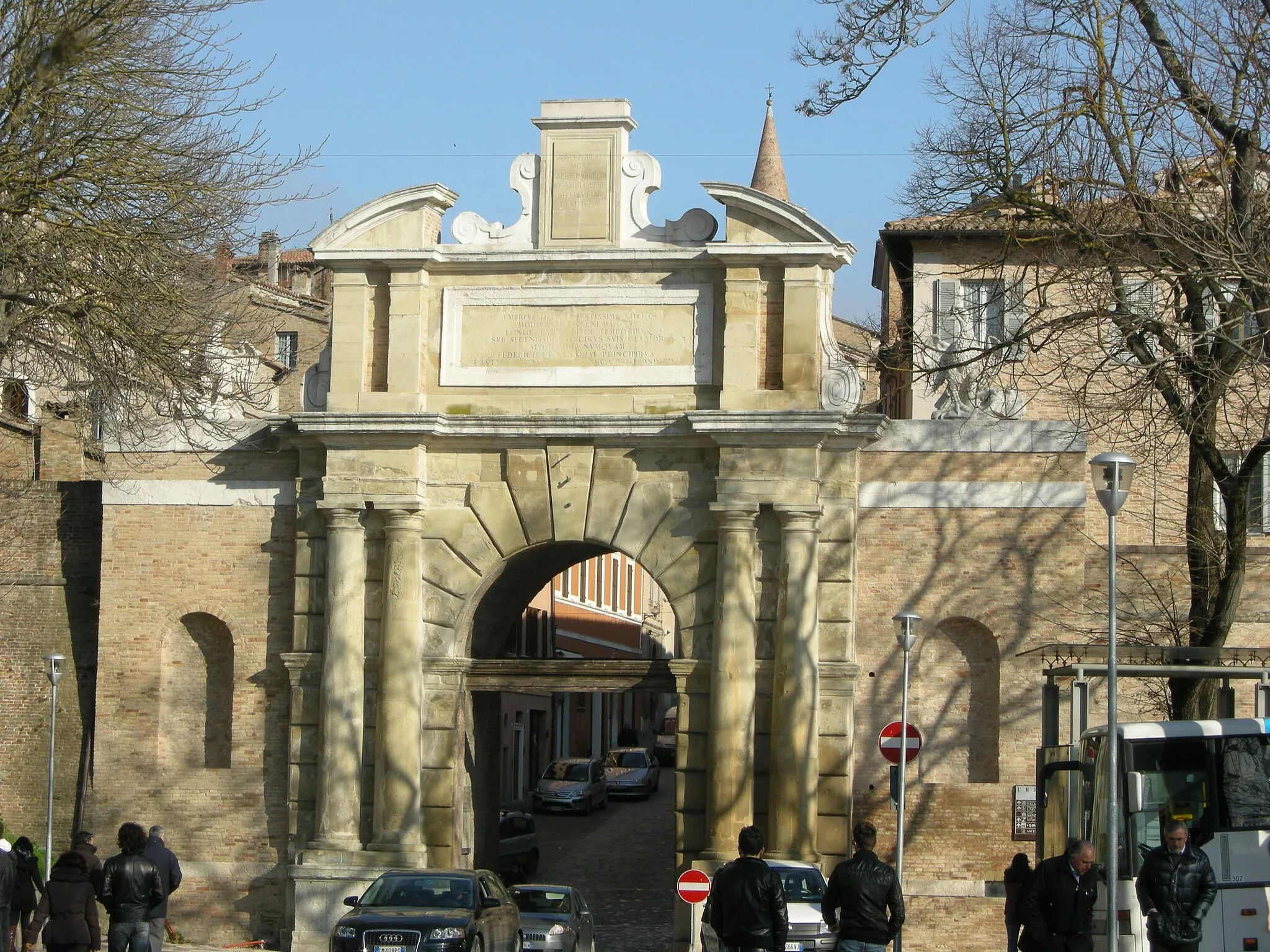 Photo showing: La facciata meridionale di Porta Santa Lucia in Urbino.