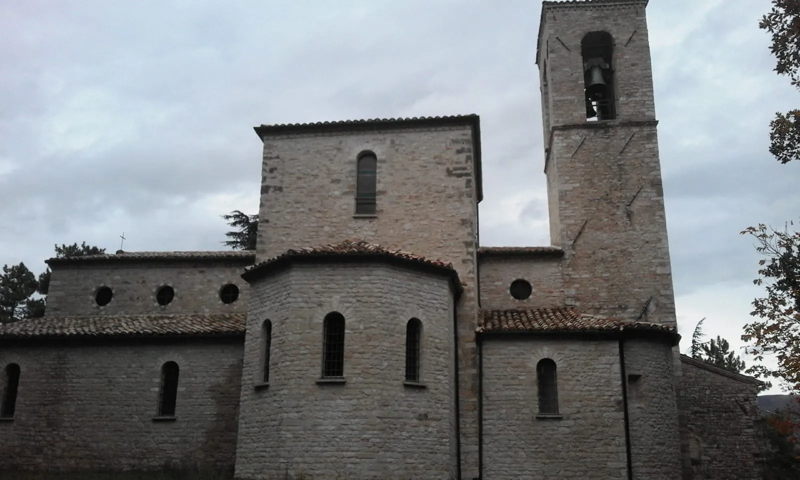 Photo showing: Abbazia Santa Maria di Rio Sacro (Meriggio di Acquacanina): facciata meridionale