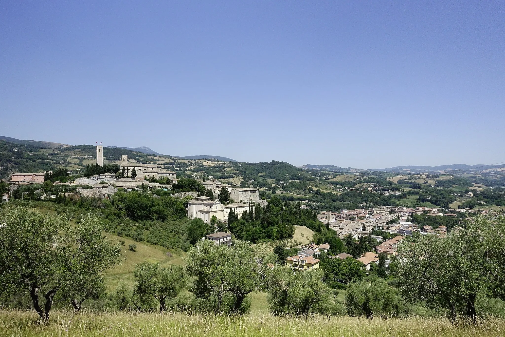 Photo showing: Panorama estivo di San Severino Marche
