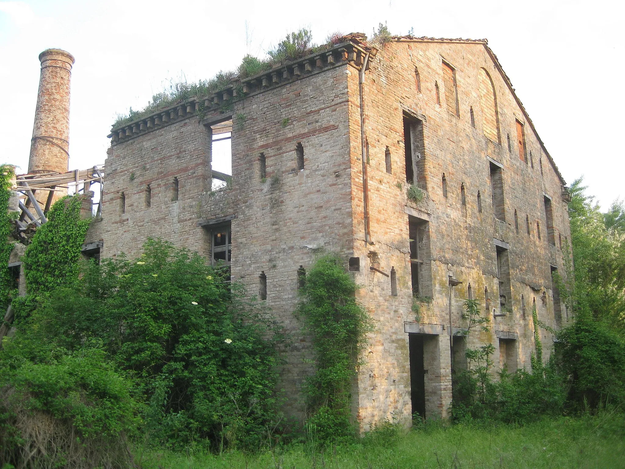 Photo showing: old kiln, built at the end of 19th century, used for the production of bricks in Cattabrighe, Pesaro, Italy