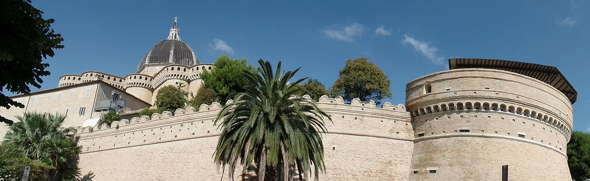 Photo showing: Basilica Loreto vista con Torrione