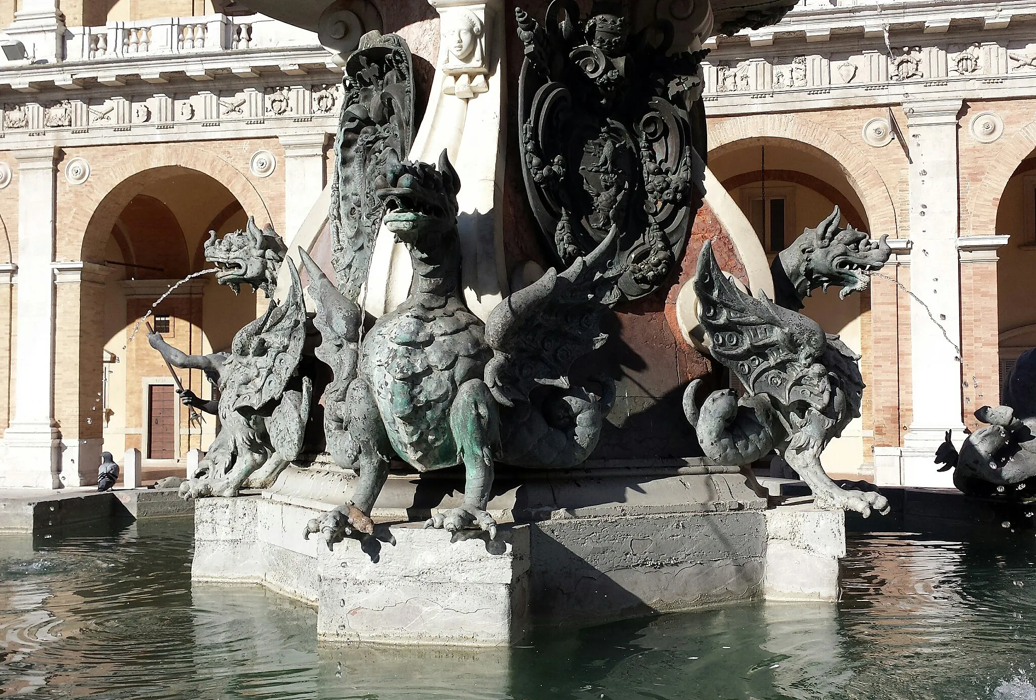 Photo showing: Tarquinio e Pietro Paolo Iacometti
Draghi slati (1622) 
Aggiunta alla Fontana della Madonna (1606-14) di Carlo Maderno e Giovanni Fontana

Loreto