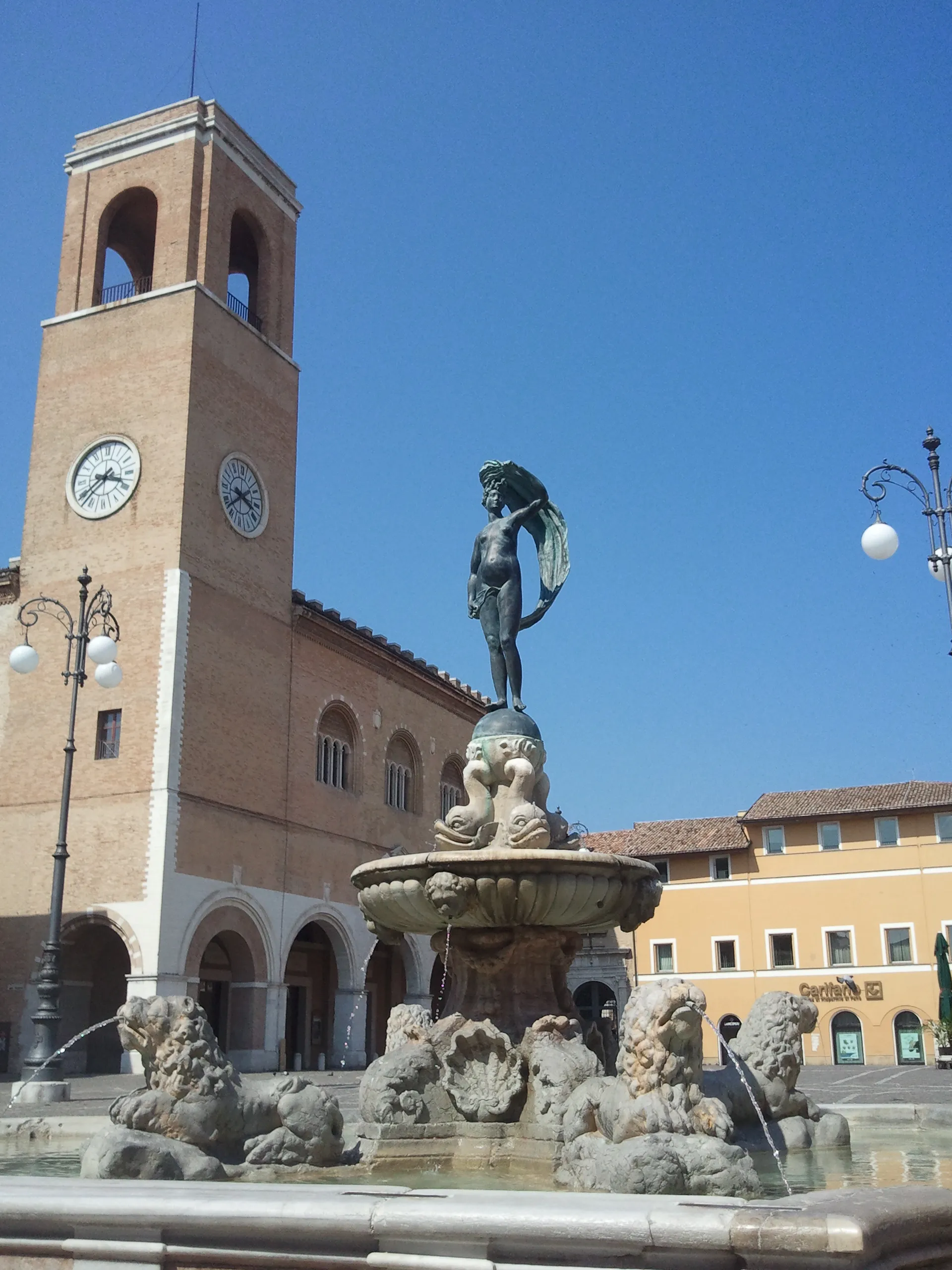 Photo showing: Fano, Piazza XX Settembre: Palazzo della Ragione e la cinquecentesca Fontana della Fortuna.