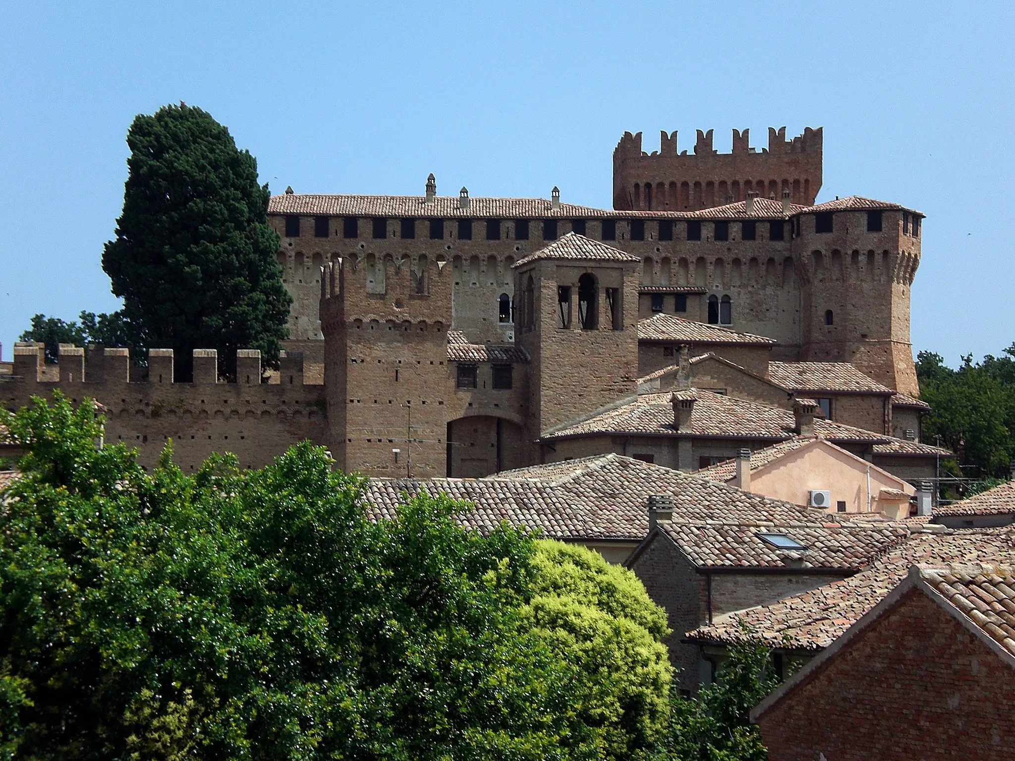 Photo showing: Veduta della rocca di Gradara

Camera location 43° 56′ 15.75″ N, 12° 45′ 59.25″ E View this and other nearby images on: OpenStreetMap 43.937709;   12.766457