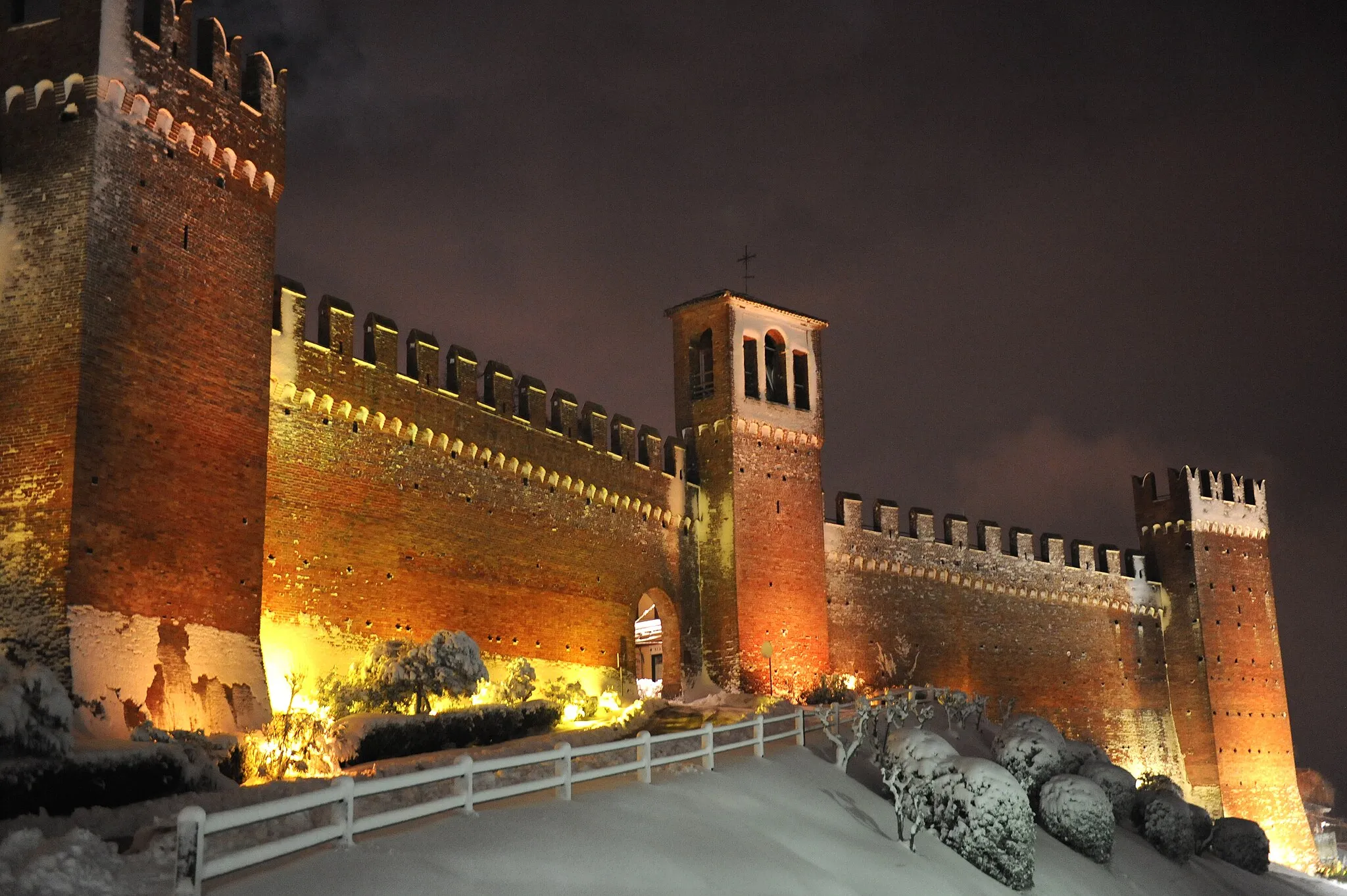 Photo showing: Gradara castle under the snow, winter 2010