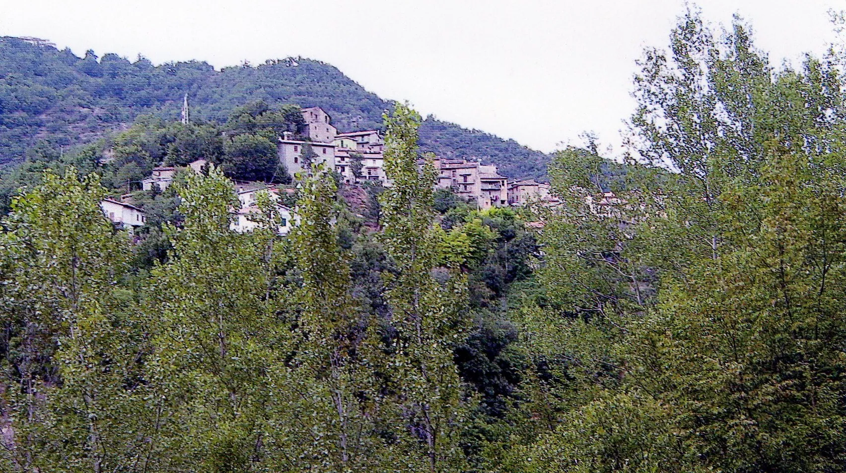 Photo showing: descrizione = Panorama del paese di Senarica (Teramo) --
fonte = ho scattato personalmente la fotografia --
data = 04.06.2013 --
autore = sono io --
licenza = vedi sotto --

detentore copyright = vedi sotto