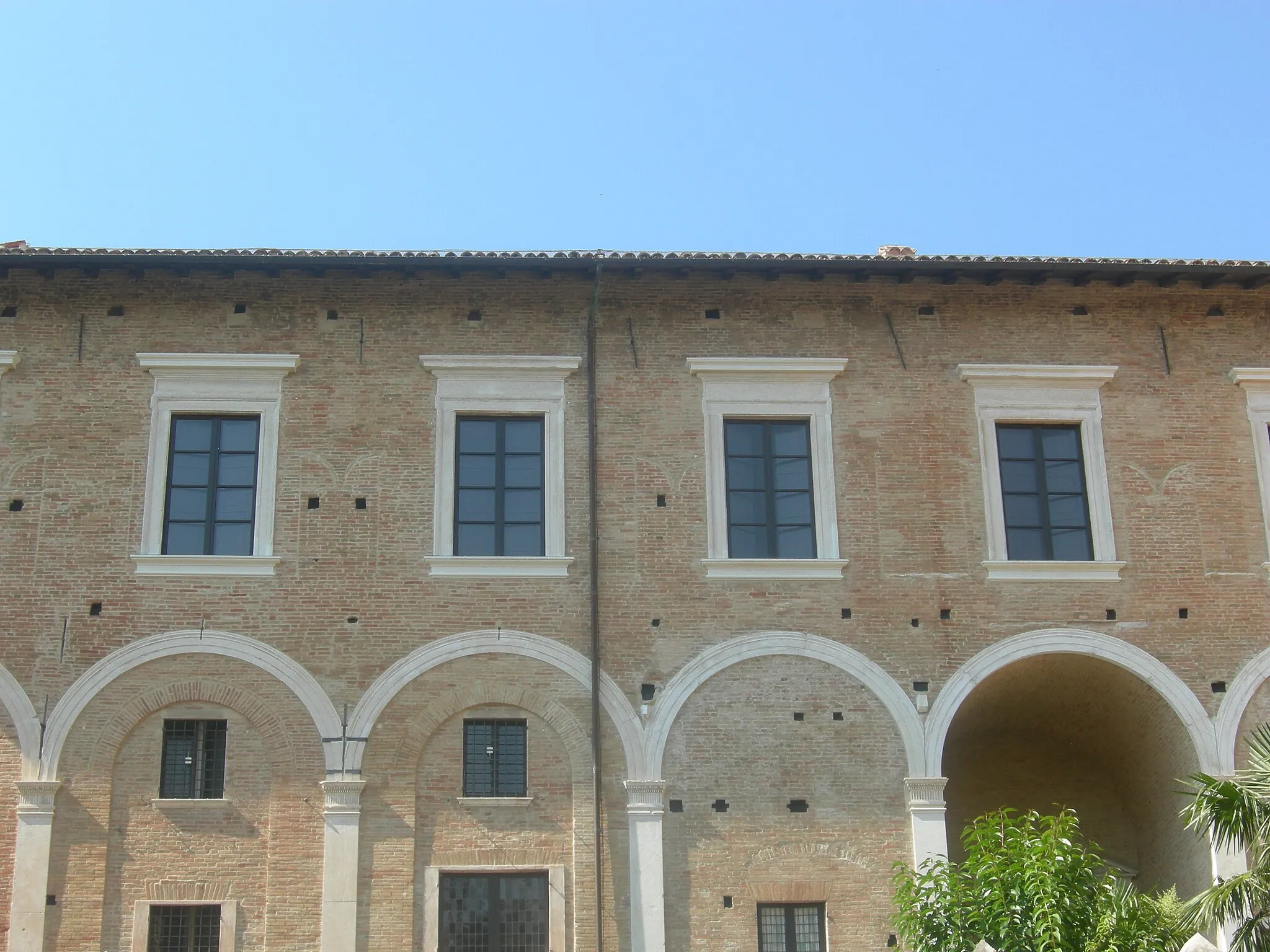 Photo showing: Tracce di antiche merlature e archi tamponati, verso il cortile del Pasquino del Palazzo Ducale di Urbino.