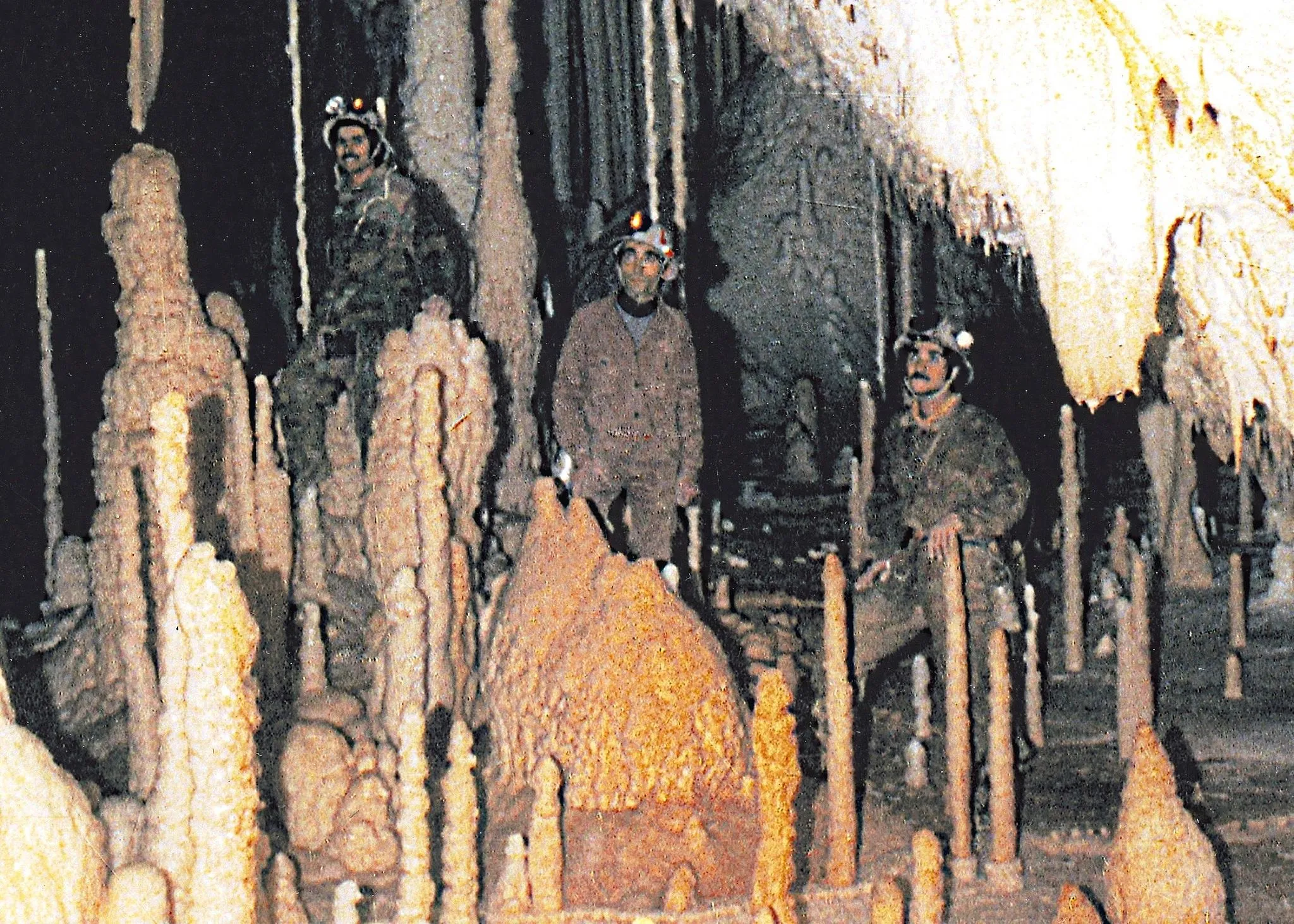 Photo showing: Dopo aver raggiunto, primi uomini, la Sala delle Candeline di Frasassi,da sinistra:GiuseppeGambelli, Giancarlo Cappanera, Fabio Sturba fotografati da Maurizio Bolognini.