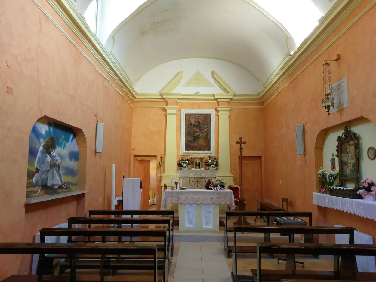 Photo showing: Interno della chiesa di Sant'Ubaldo e della Madonna delle Grazie a Cerbara, situata nel municipio di Piagge, comune di Terre Roveresche.