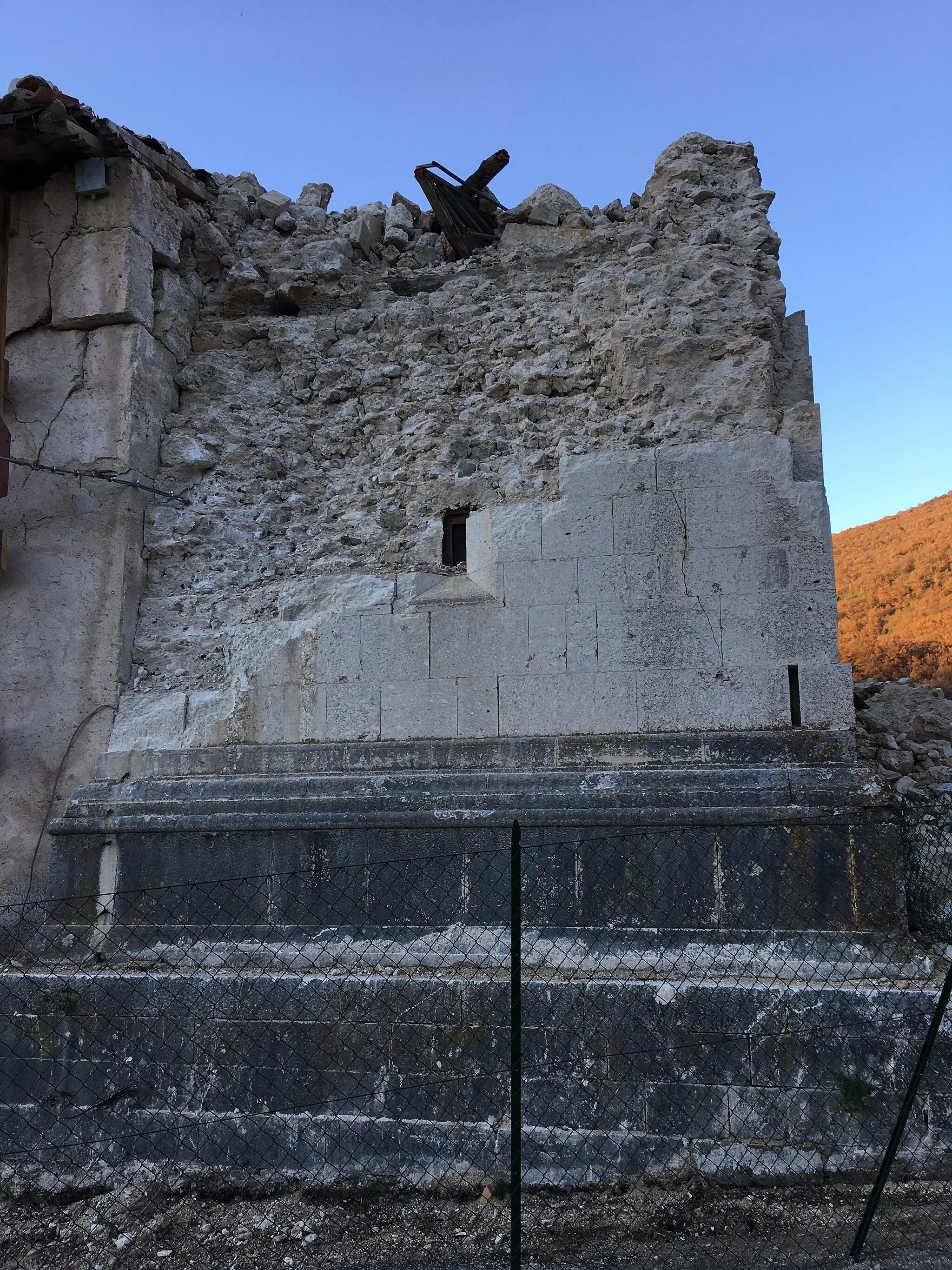 Photo showing: San Salvatore (Campi di Norcia) dopo il sisma 2016. Quel che resta del campanile